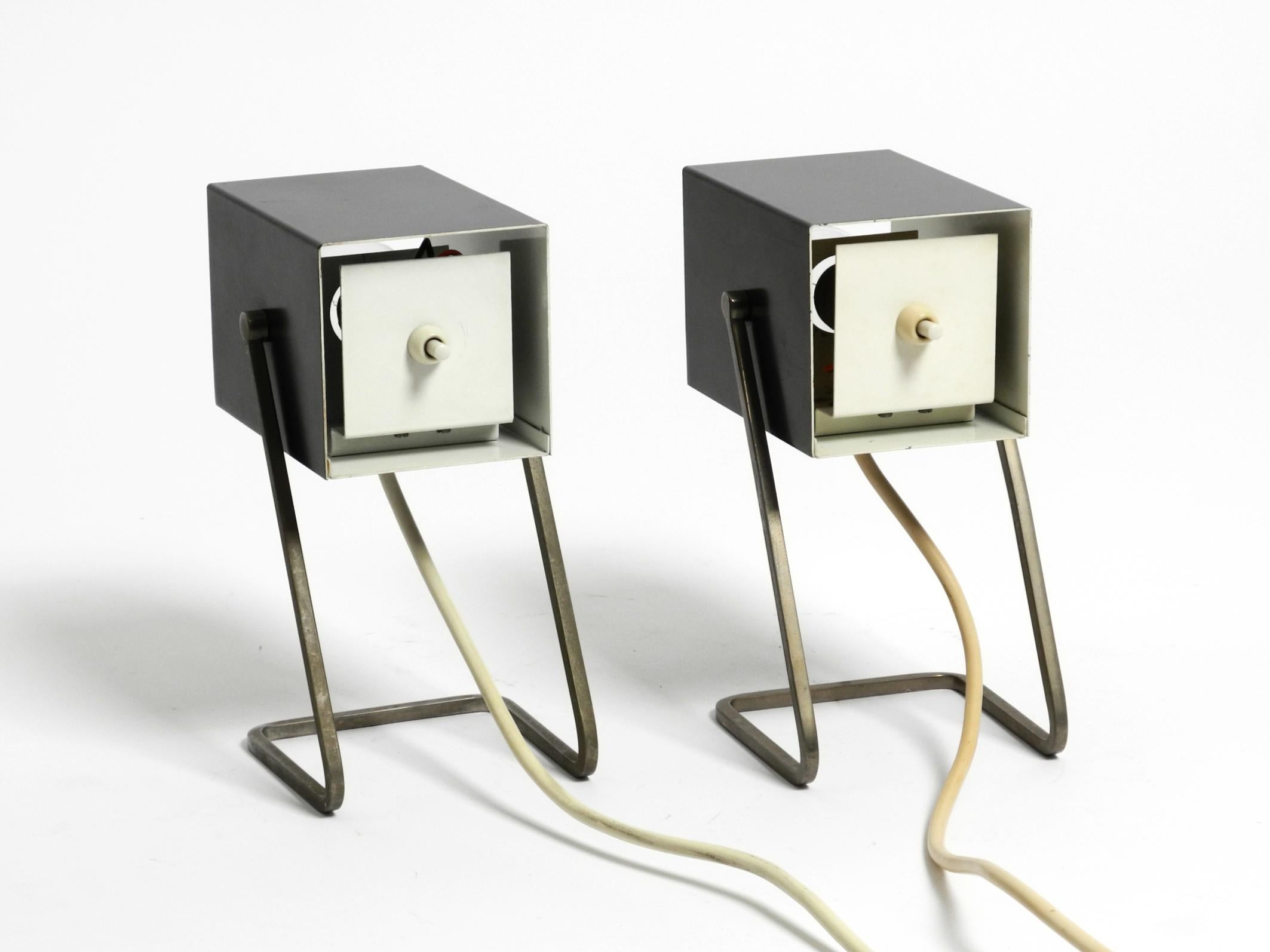 Allemand Paire de belles lampes en métal modernes du milieu du siècle dernier de Kaiser Leuchten en vente