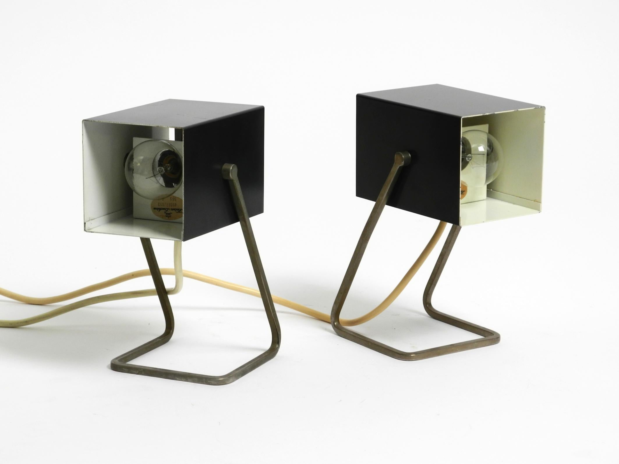 Milieu du XXe siècle Paire de belles lampes en métal modernes du milieu du siècle dernier de Kaiser Leuchten en vente