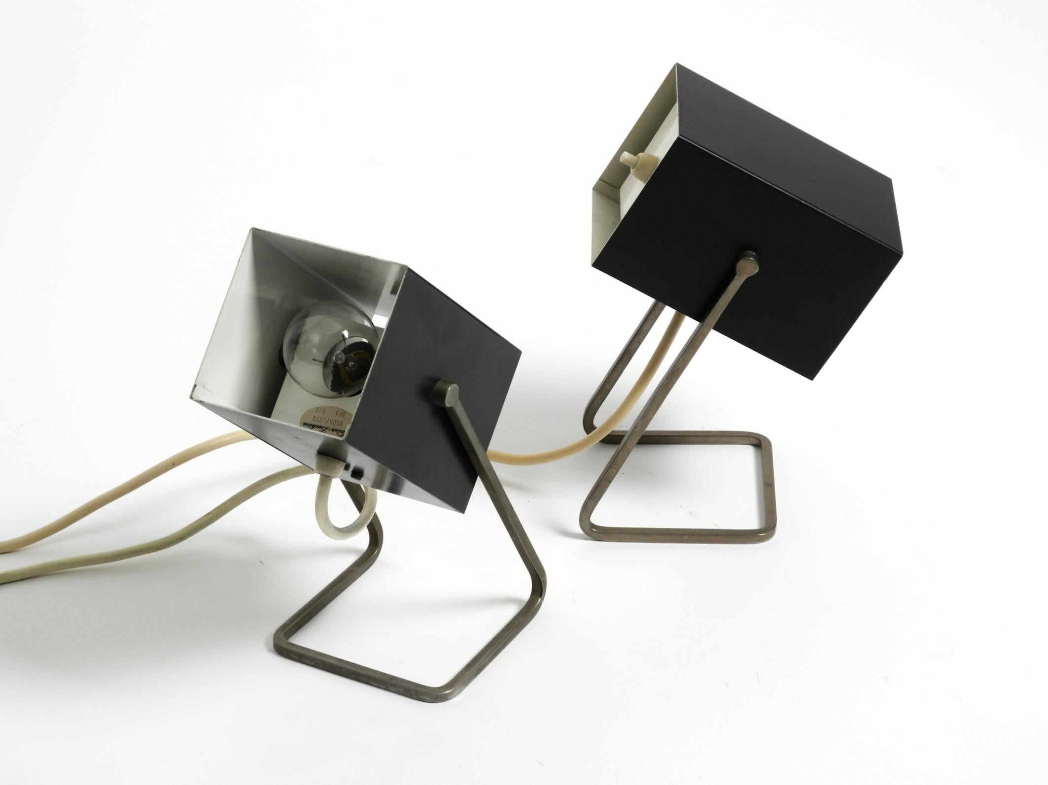 Métal Paire de belles lampes en métal modernes du milieu du siècle dernier de Kaiser Leuchten en vente