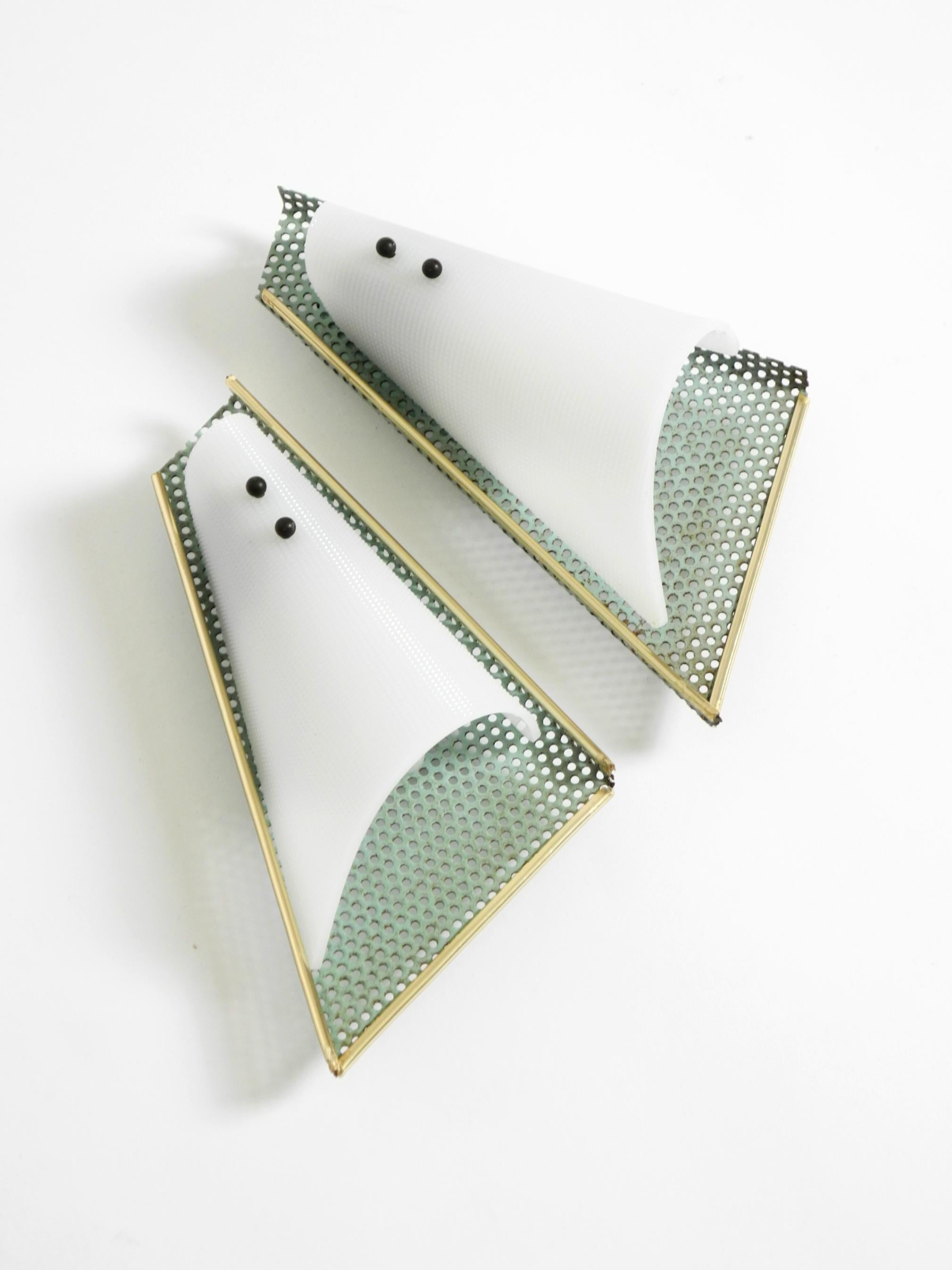 Paar schöne mintgrüne Mid Century Modern Lochblech Wandlampe im Angebot 3