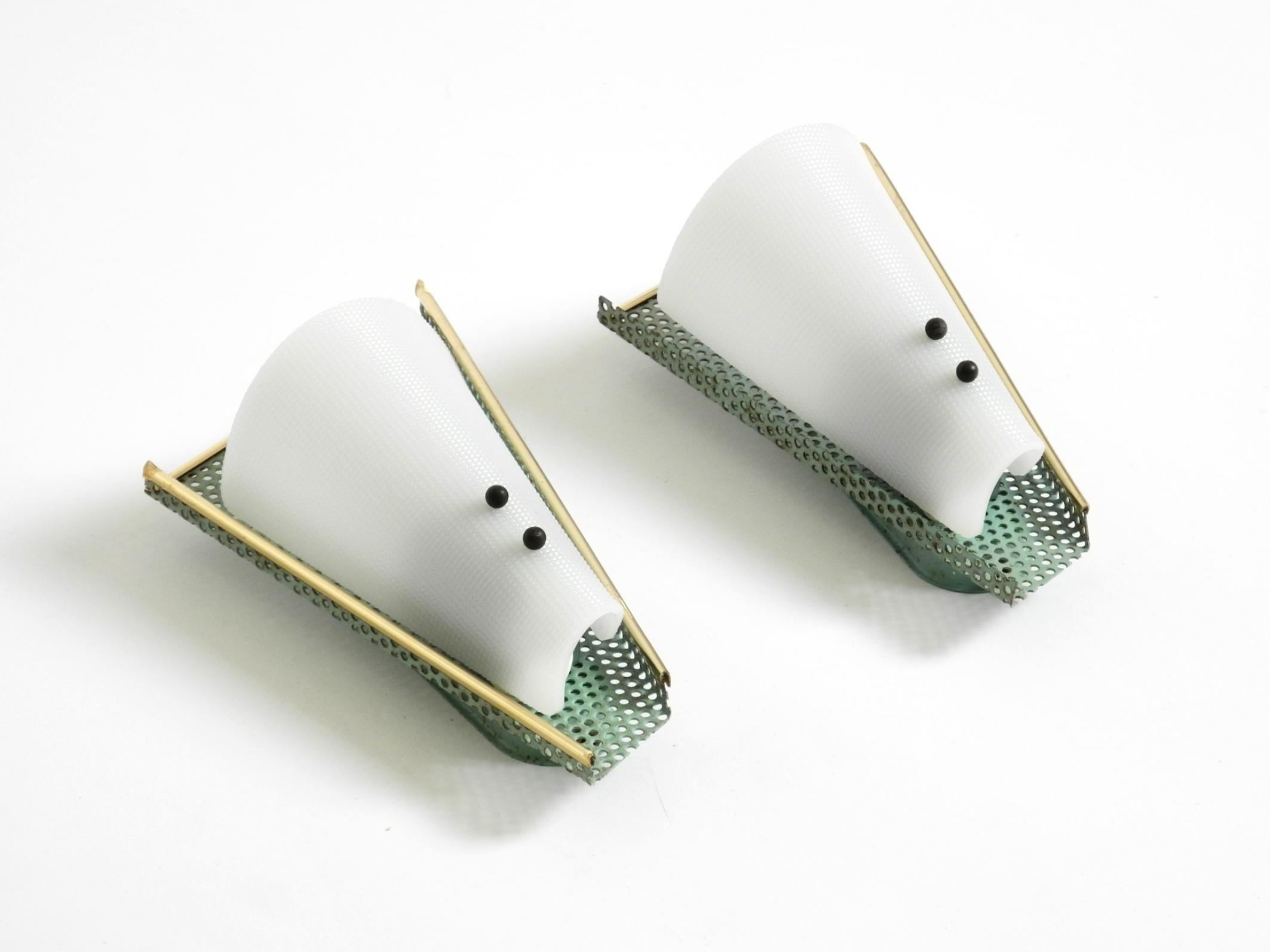Paar schöne mintgrüne Mid Century Modern Lochblech Wandlampe im Angebot 4