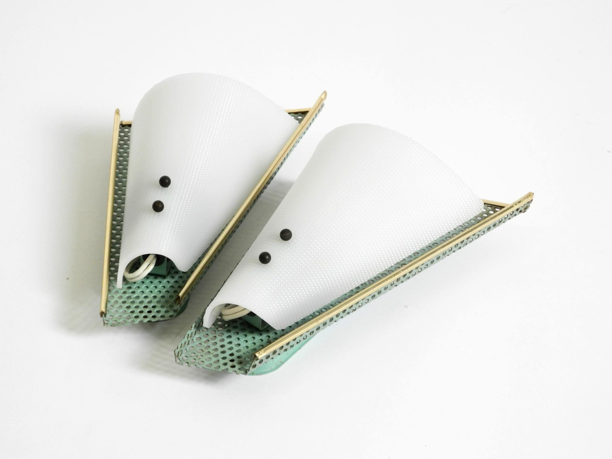 Paar schöne mintgrüne Mid Century Modern Lochblech Wandlampe im Angebot 5