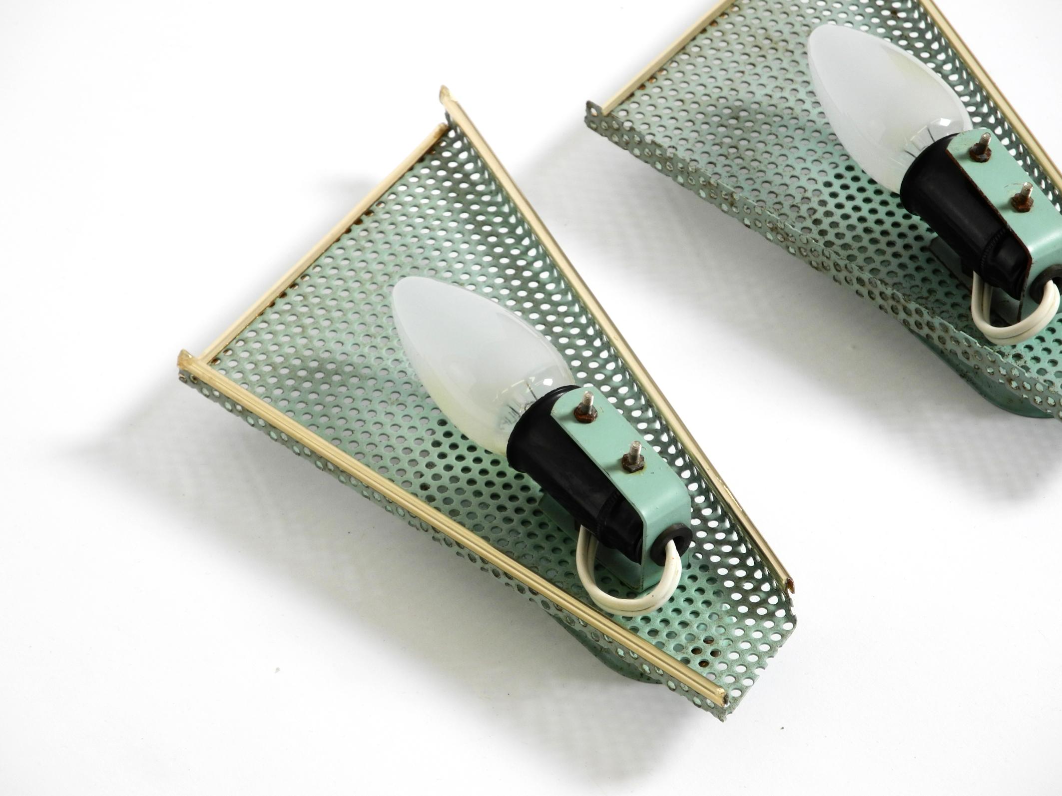 Paar schöne mintgrüne Mid Century Modern Lochblech Wandlampe im Angebot 7