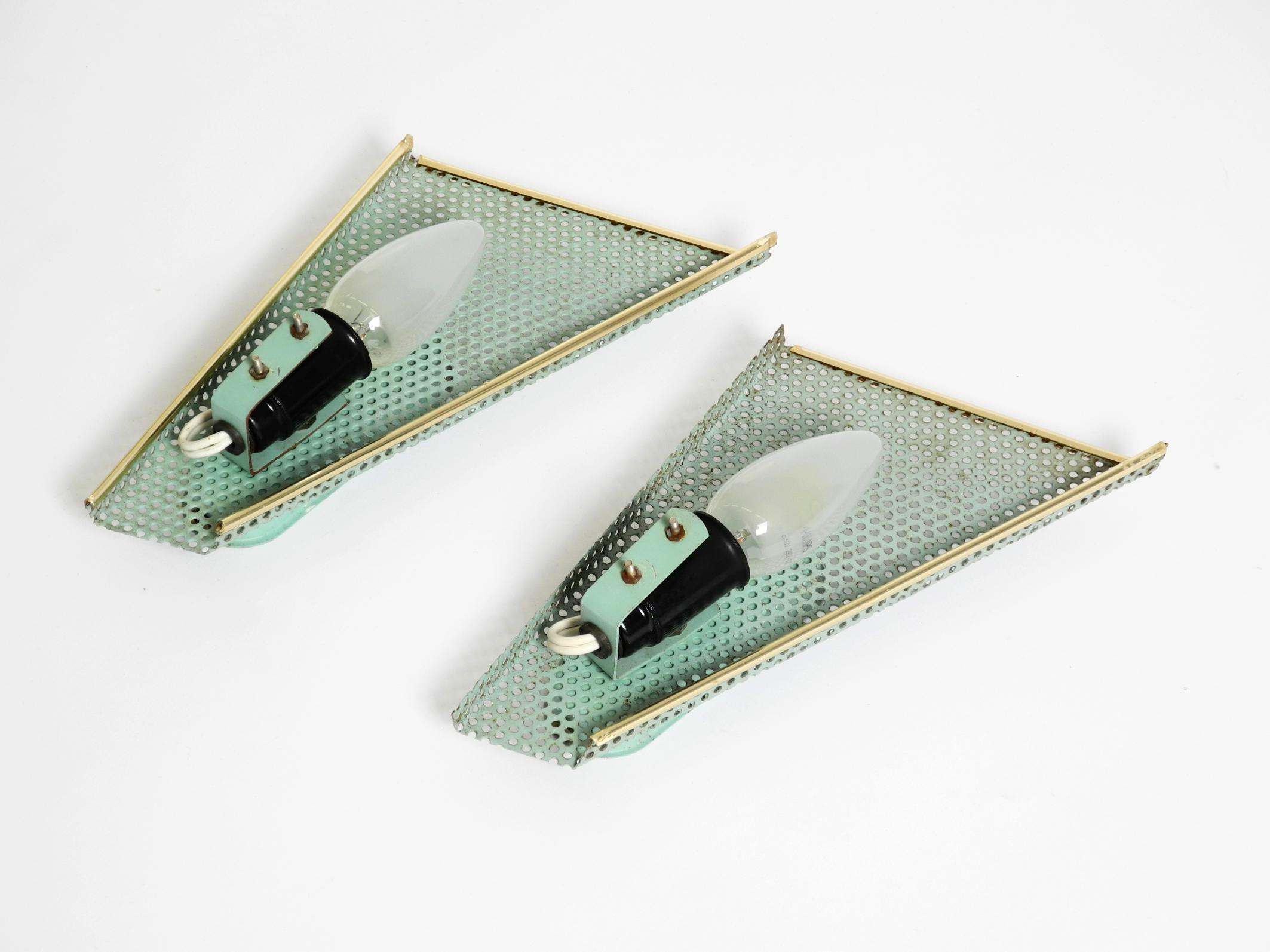 Paar schöne mintgrüne Mid Century Modern Lochblech Wandlampe im Angebot 8