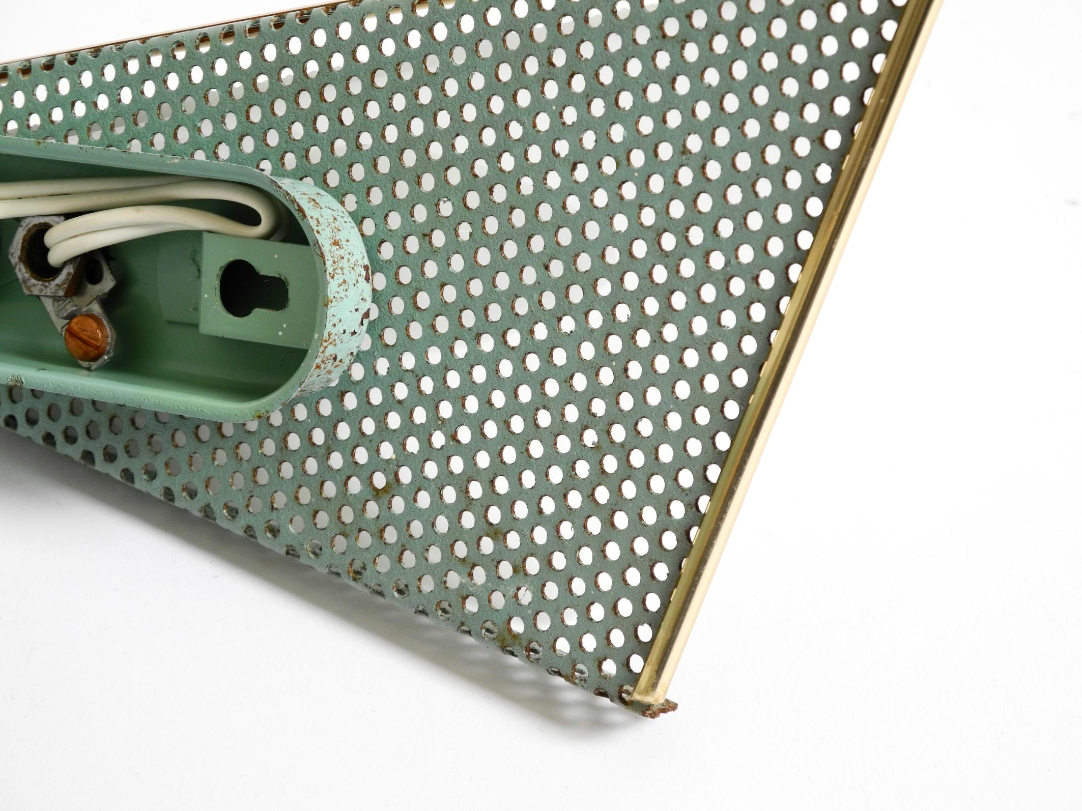 Paar schöne mintgrüne Mid Century Modern Lochblech Wandlampe im Angebot 9