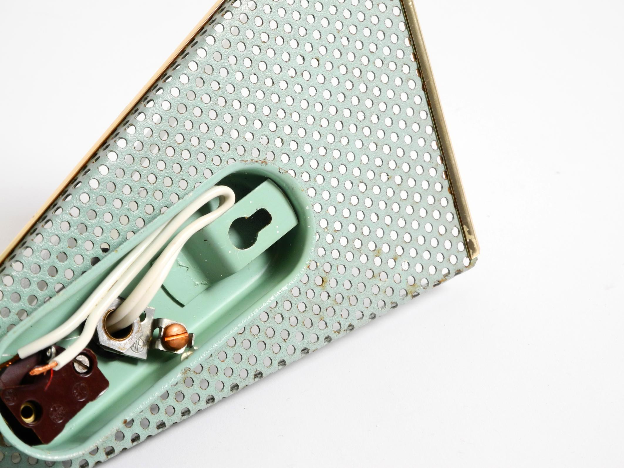 Paar schöne mintgrüne Mid Century Modern Lochblech Wandlampe im Angebot 11