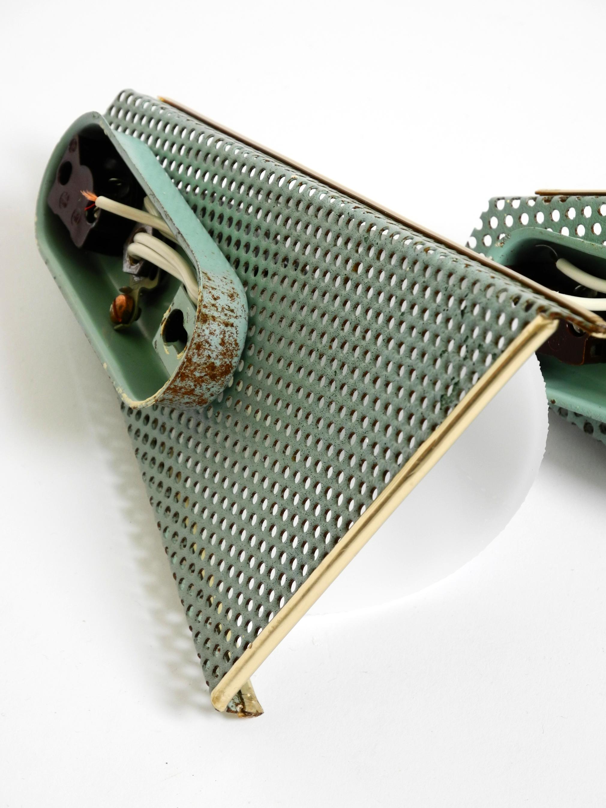 Paar schöne mintgrüne Mid Century Modern Lochblech Wandlampe im Angebot 12