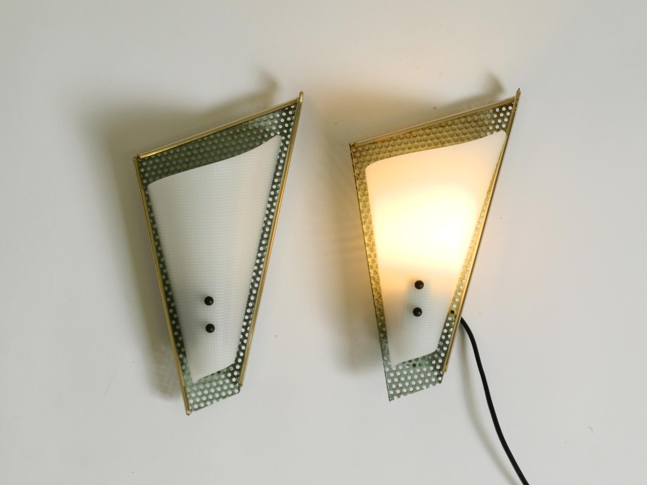 Paar schöne mintgrüne Mid Century Modern Lochblech Wandlampe im Zustand „Gut“ im Angebot in München, DE