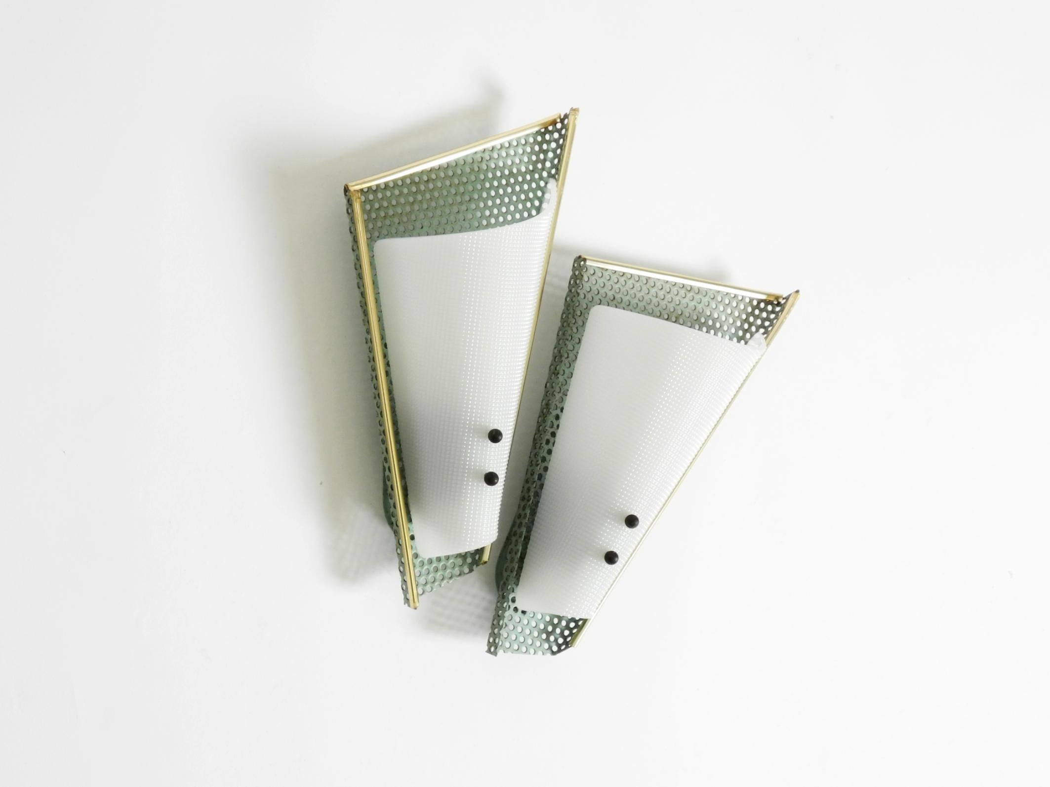 Paar schöne mintgrüne Mid Century Modern Lochblech Wandlampe (Mitte des 20. Jahrhunderts) im Angebot