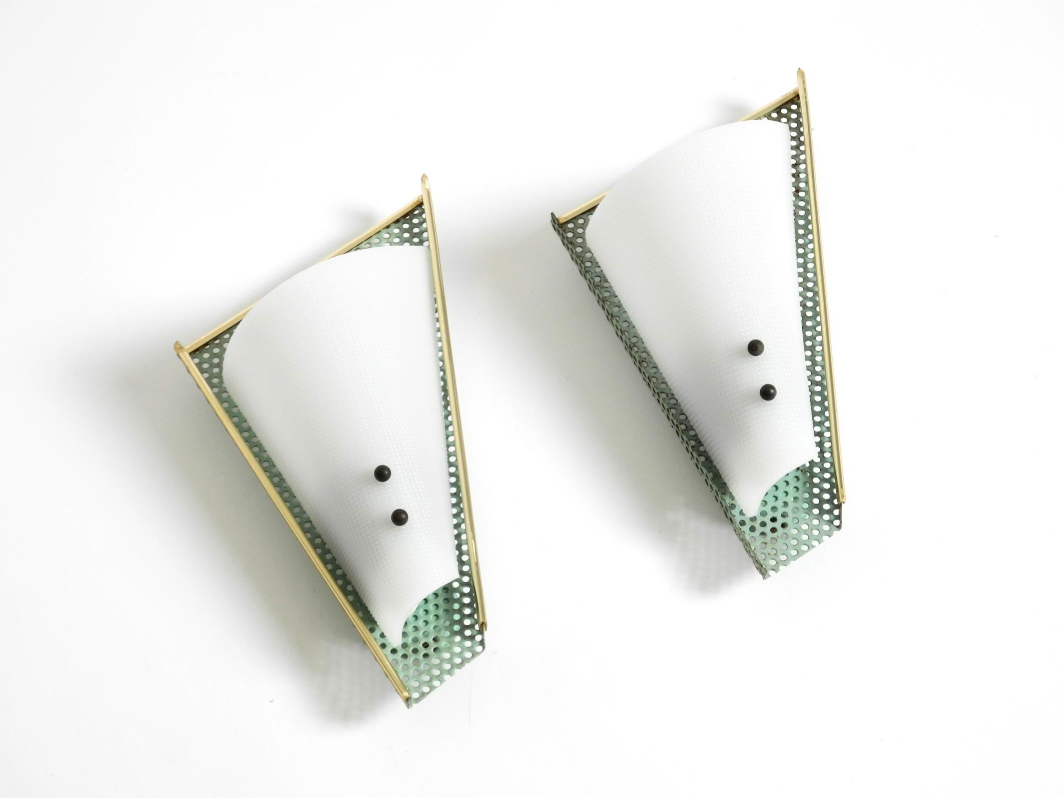 Paar schöne mintgrüne Mid Century Modern Lochblech Wandlampe (Metall) im Angebot