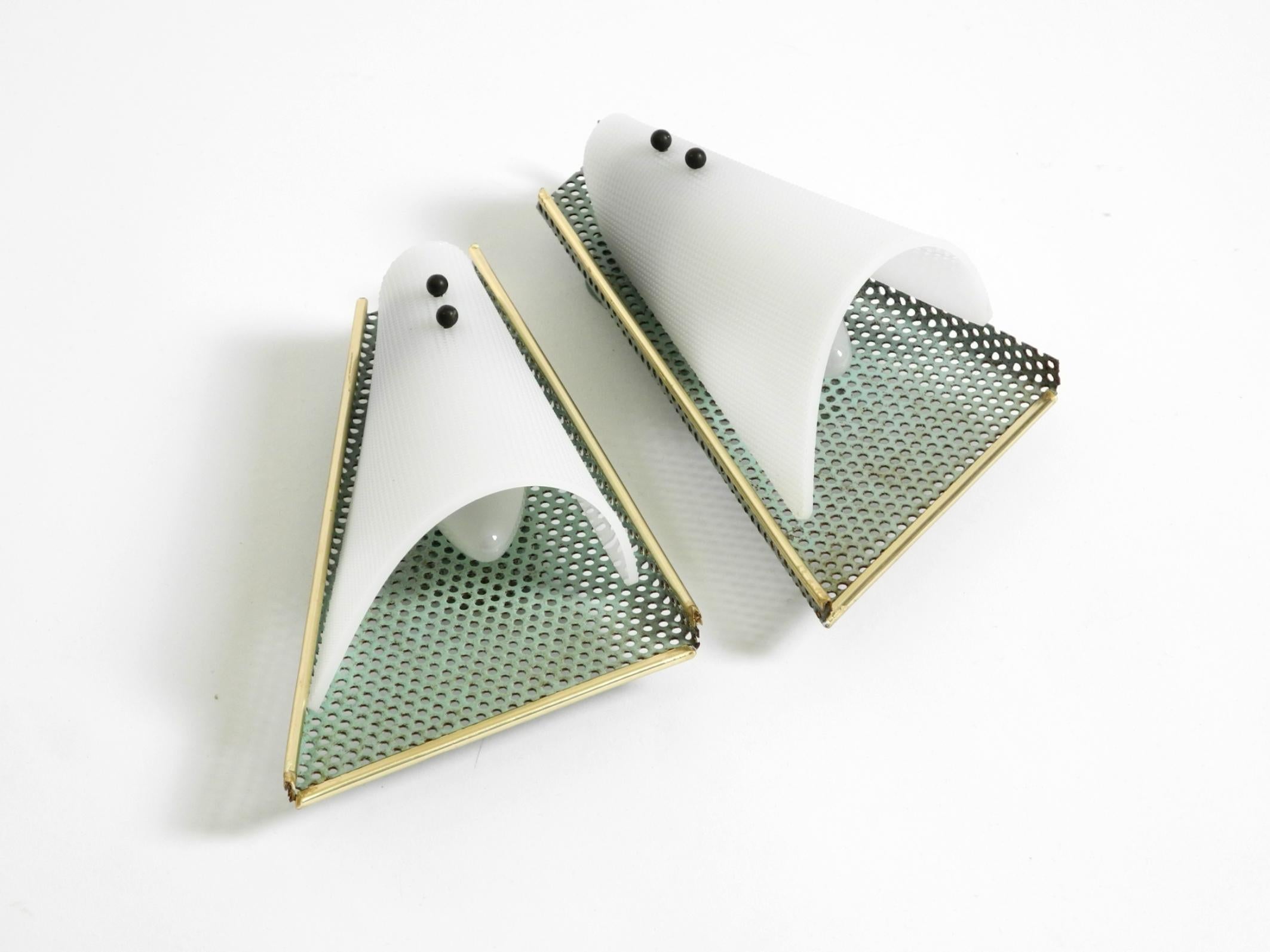 Paar schöne mintgrüne Mid Century Modern Lochblech Wandlampe im Angebot 2