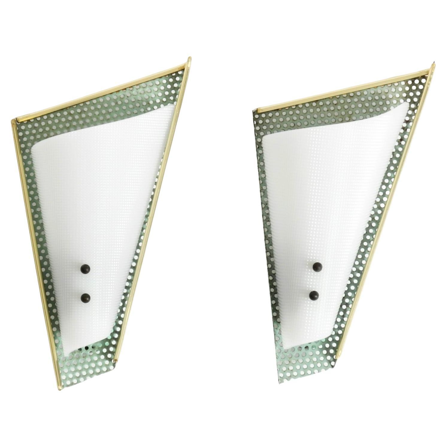Paar schöne mintgrüne Mid Century Modern Lochblech Wandlampe im Angebot