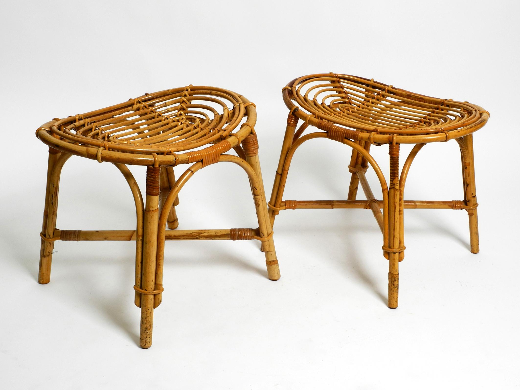 Pair of beautiful original 1980s bamboo stools in a rare oval shape In Good Condition In München, DE