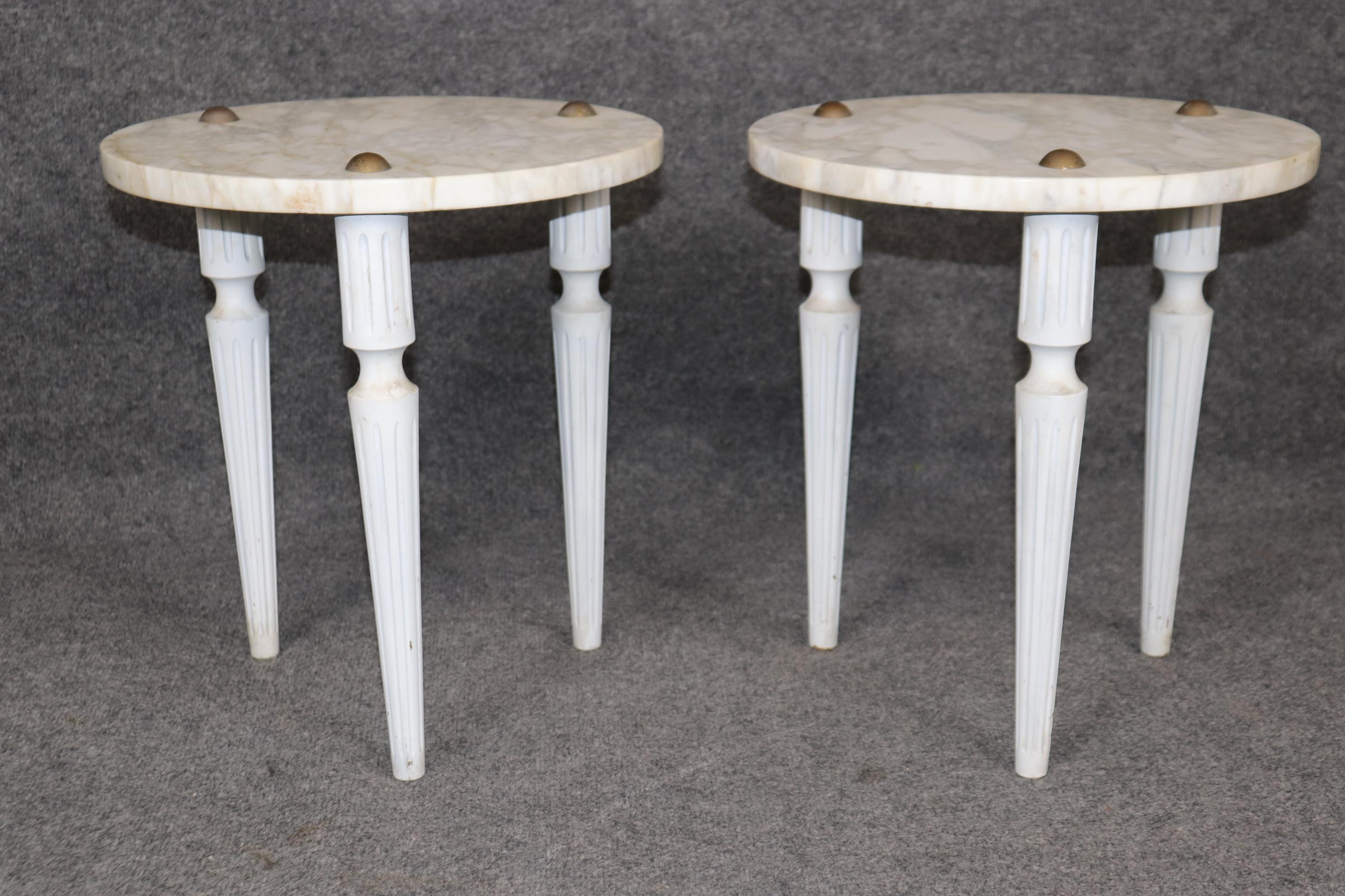 Il s'agit d'une magnifique paire de tables d'appoint fabriquées en Italie dans le style Louis XVI français. Les tables sont dotées de magnifiques plateaux en marbre de Carrare et de pieds peints qui les soutiennent. Les tables sont visuellement
