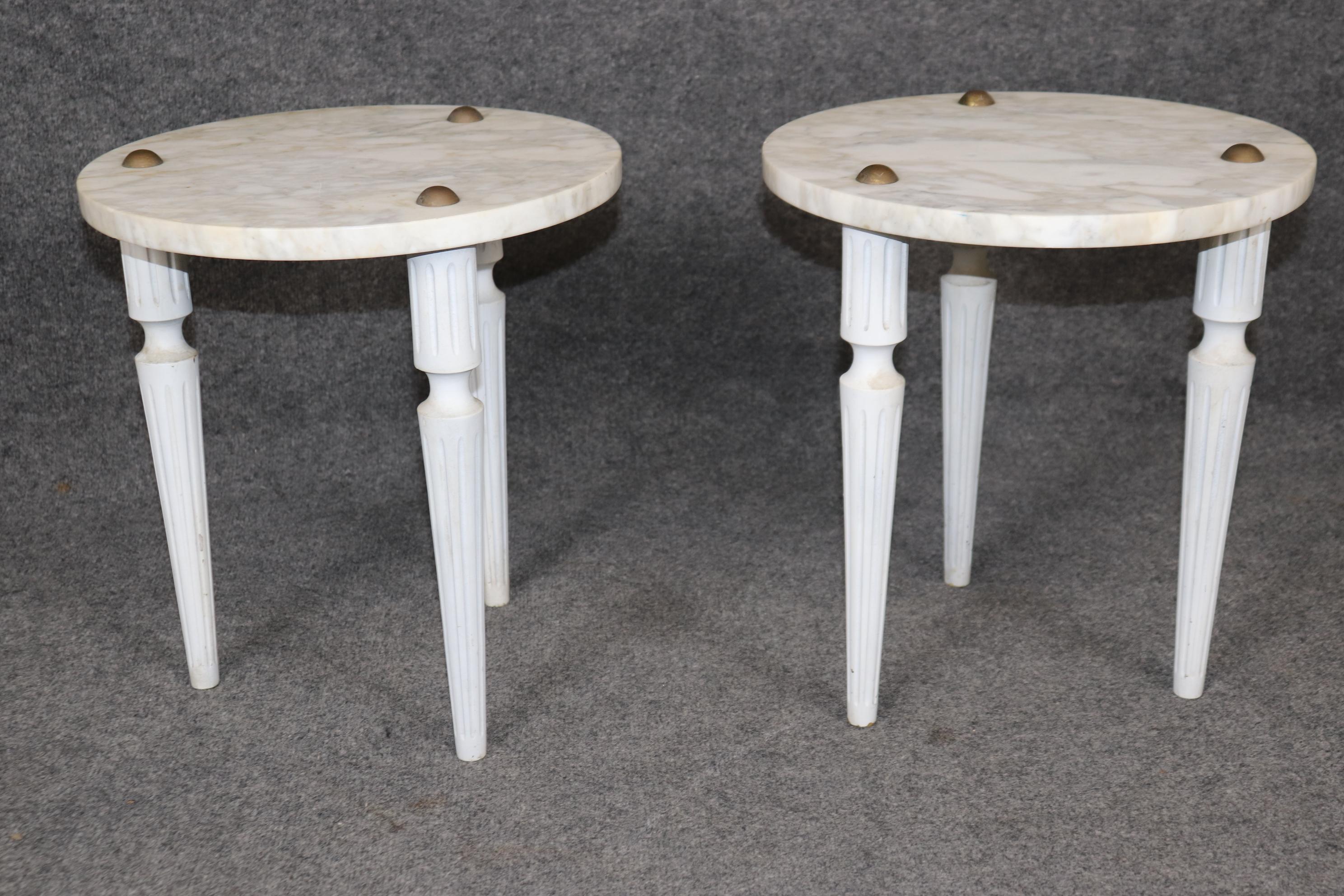 italien Paire de belles tables d'appoint françaises de style Louis XVI avec plateau en marbre peint en vente