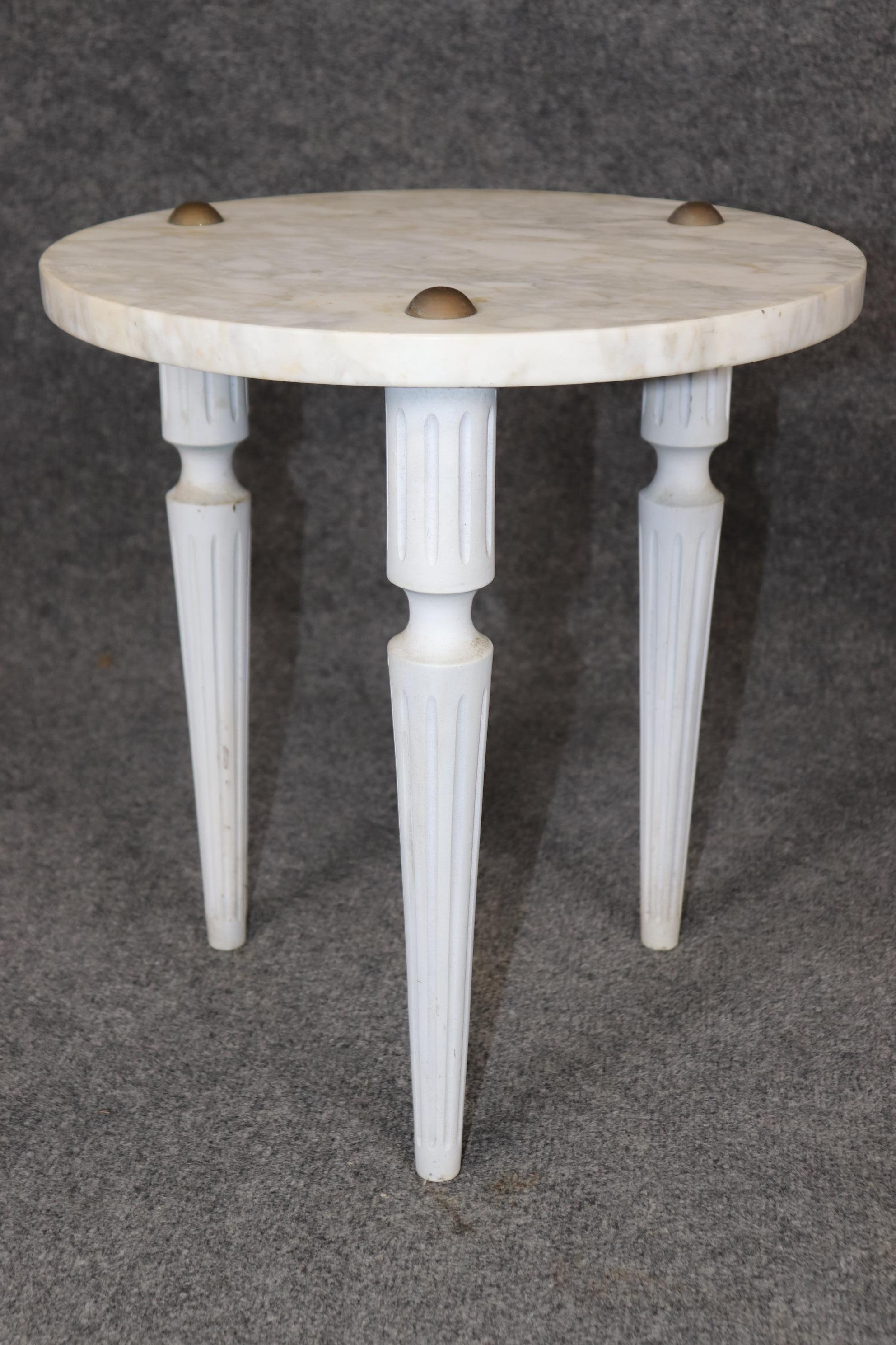 Paire de belles tables d'appoint françaises de style Louis XVI avec plateau en marbre peint Bon état - En vente à Swedesboro, NJ