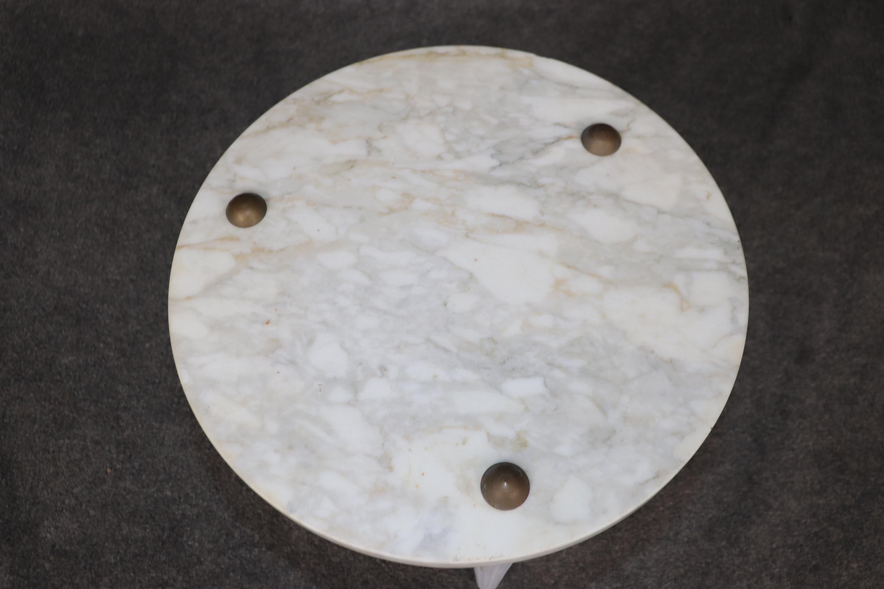 Milieu du XXe siècle Paire de belles tables d'appoint françaises de style Louis XVI avec plateau en marbre peint en vente