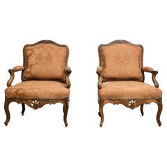 Ein Paar schöne Louis XV Sessel aus Nussbaumholz 