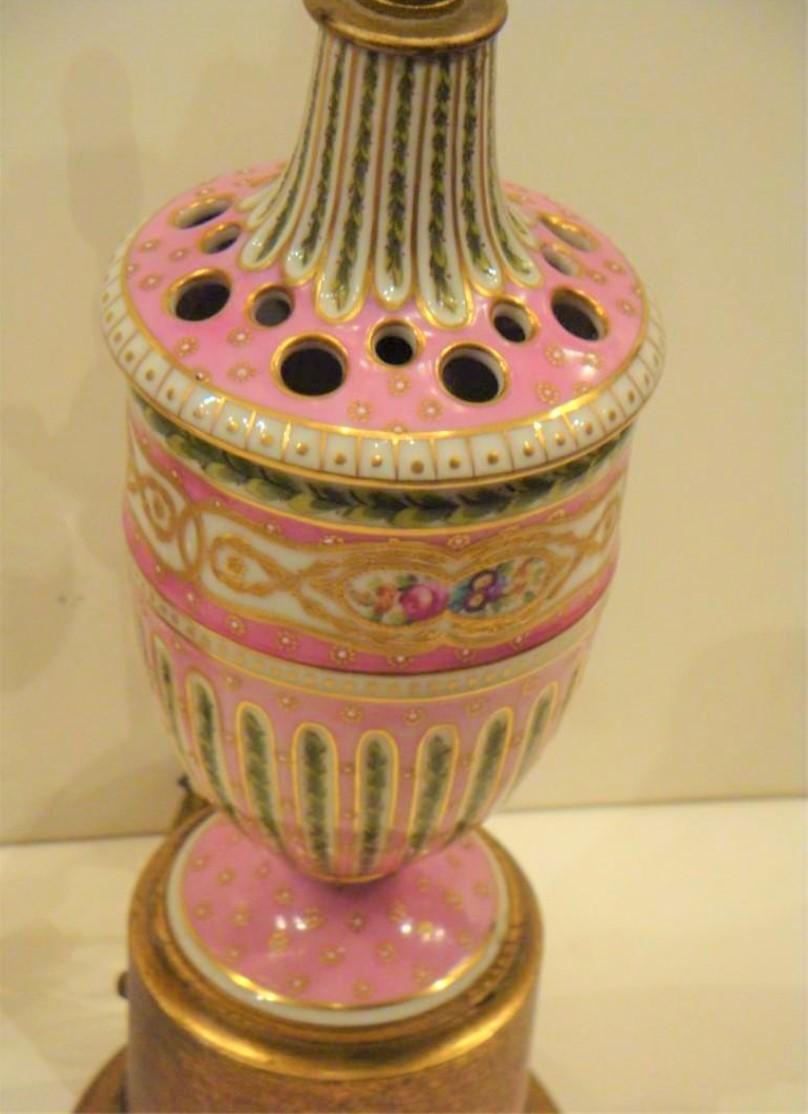 Paar schöne, seltene, rosa Sevres-Porzellanlampen aus dem 19. Jahrhundert, handbemalt im Zustand „Gut“ im Angebot in New York, NY