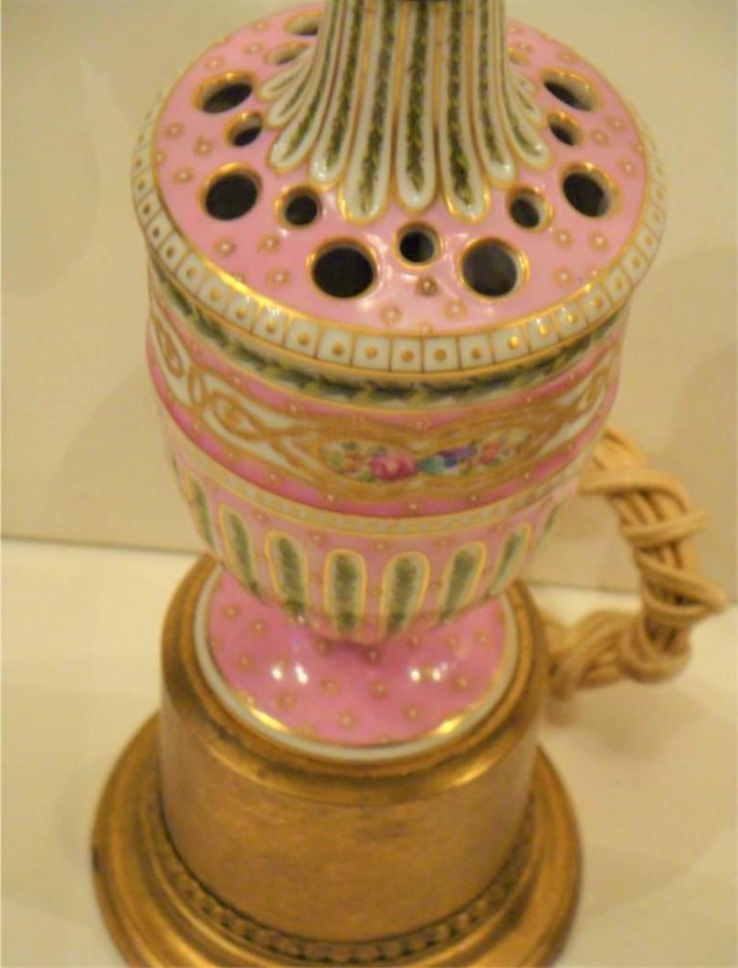 Paar schöne, seltene, rosa Sevres-Porzellanlampen aus dem 19. Jahrhundert, handbemalt für Damen oder Herren im Angebot