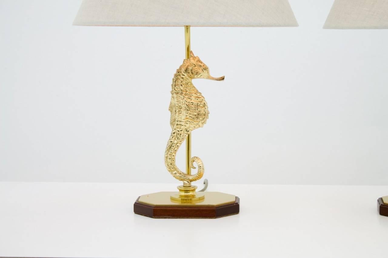 A beautiful pair of Seahorse Table lambs in Brass and wood base. 
2 x maximum 60 watts bulb with an E 27 socket.

Very good condition.

Worldwide shipping