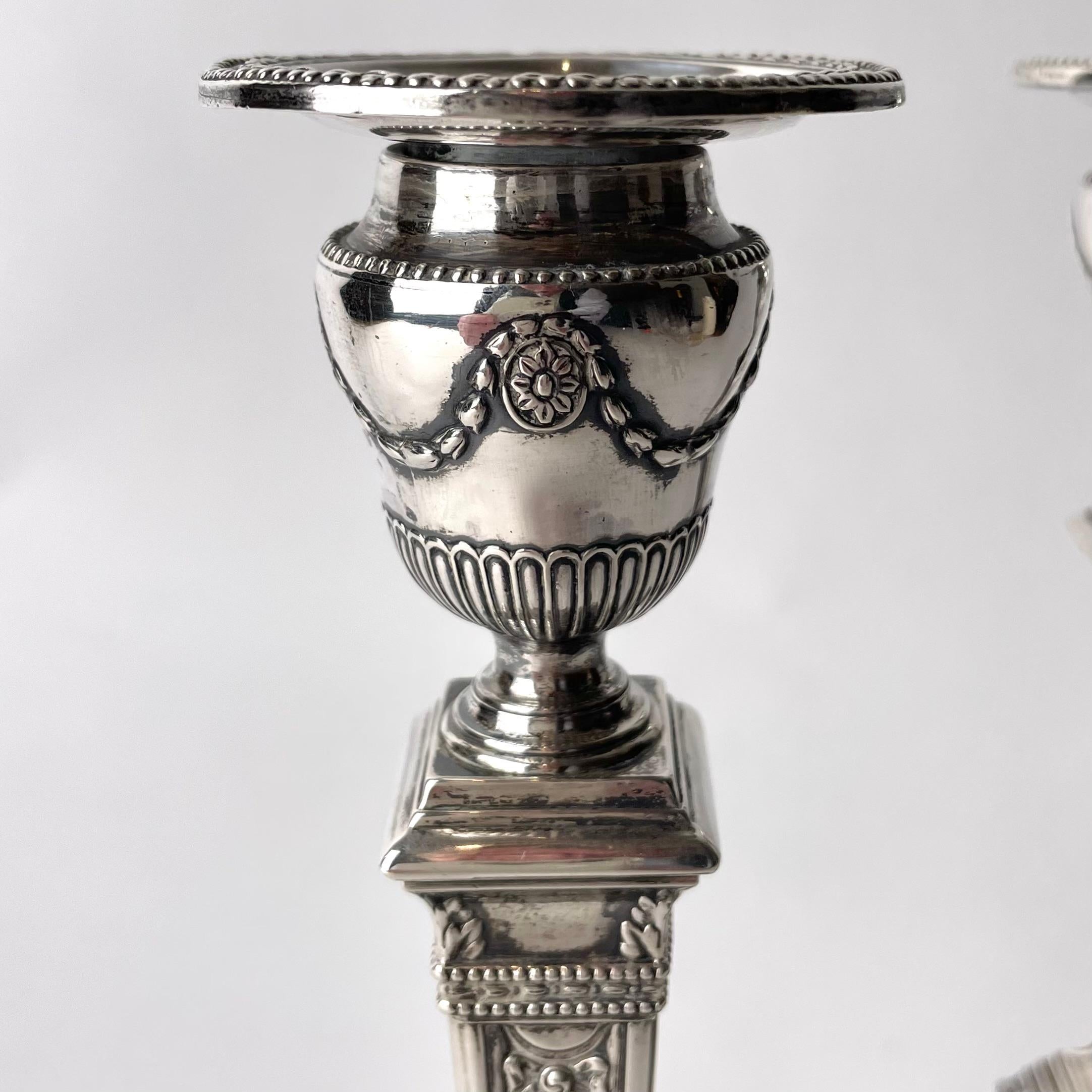 Coppia di bellissimi candelabri d'argento provenienti da Londra nel 1881 In condizioni buone in vendita a Knivsta, SE