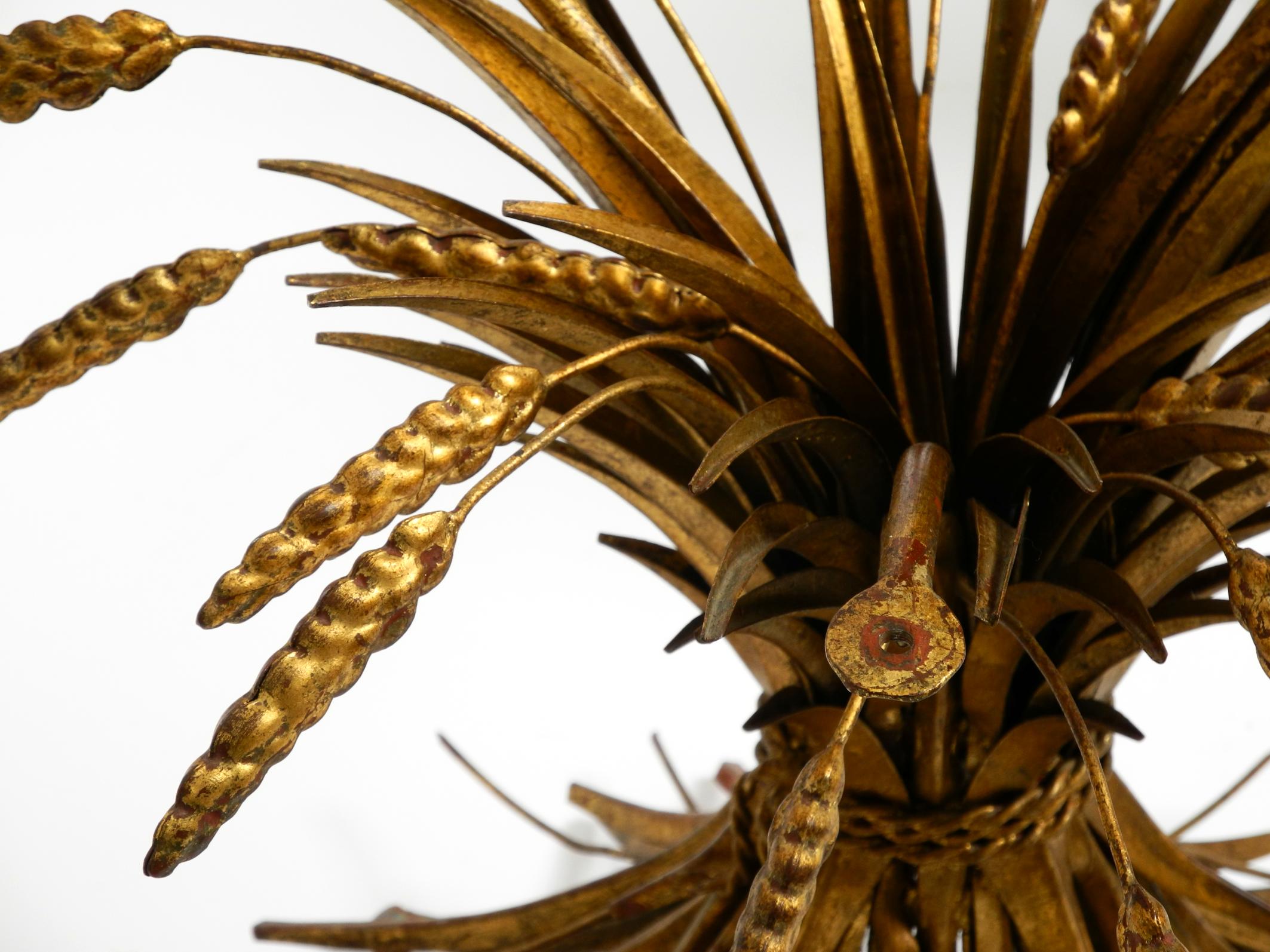Pareja de preciosas mesitas de noche o laterales originales de la Regencia de los años 60 con motivos florales dorados en venta 11