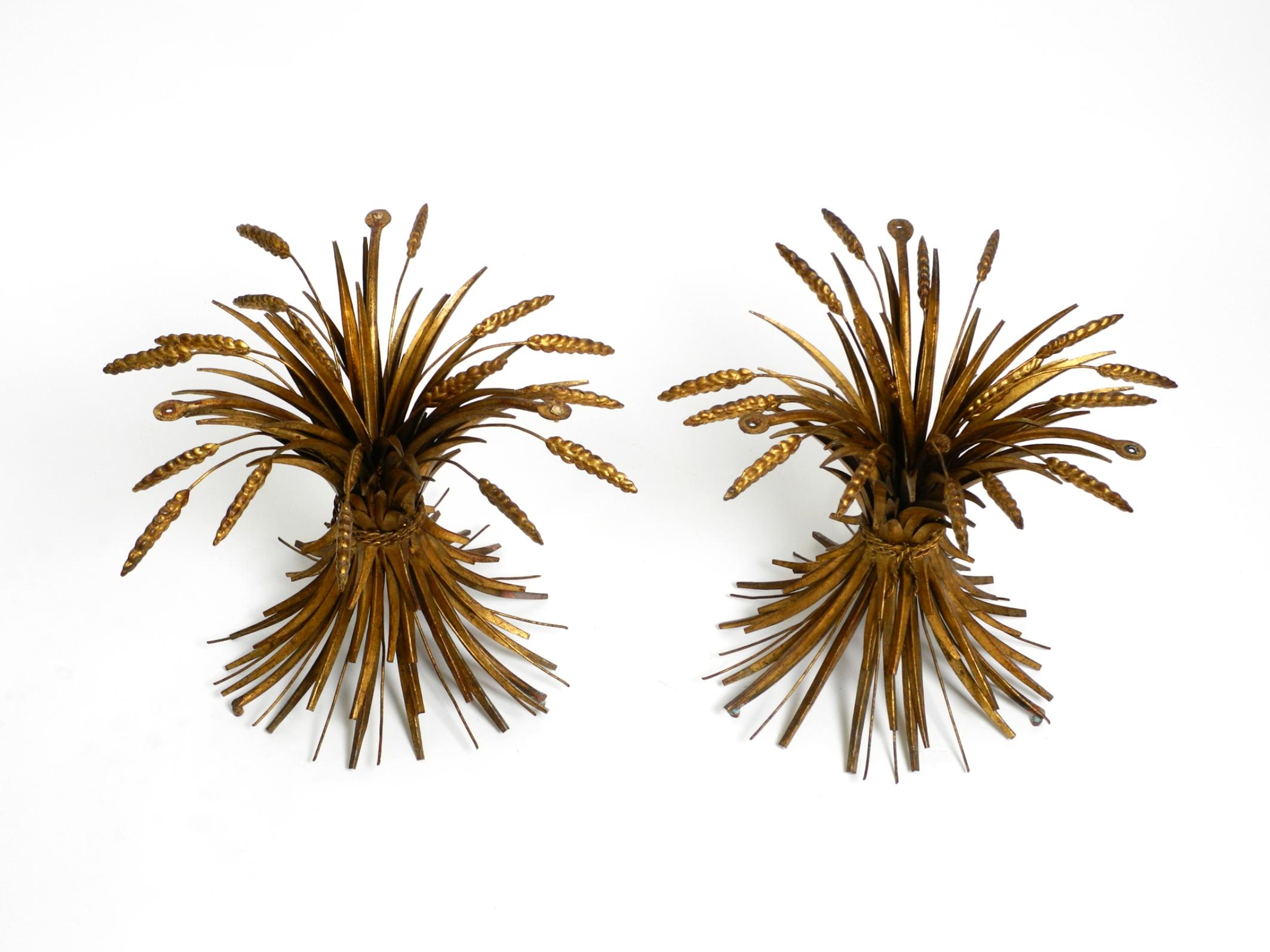 Pareja de preciosas mesitas de noche o laterales originales de la Regencia de los años 60 con motivos florales dorados Moderno de mediados de siglo en venta