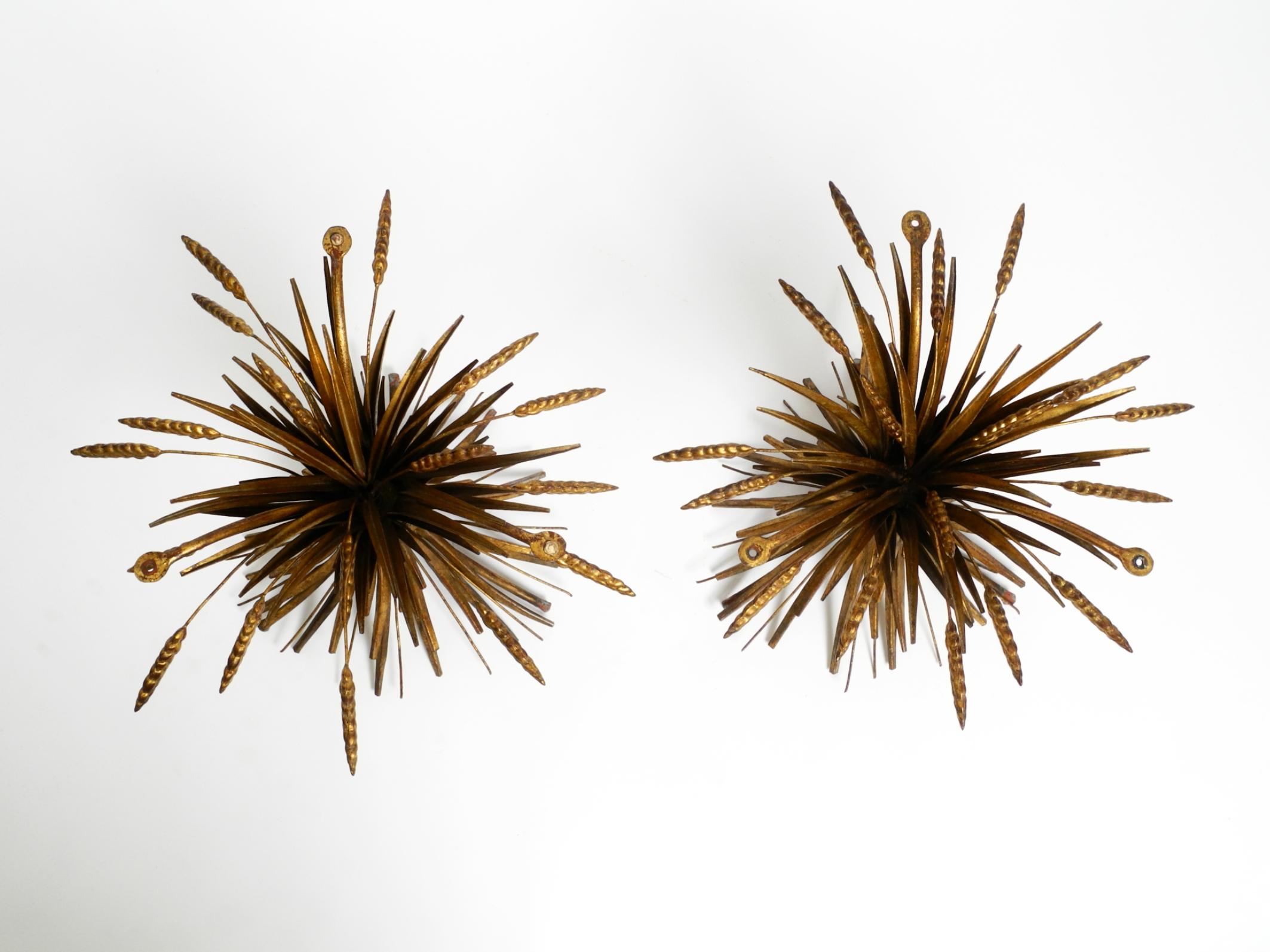 Pareja de preciosas mesitas de noche o laterales originales de la Regencia de los años 60 con motivos florales dorados Alemán en venta