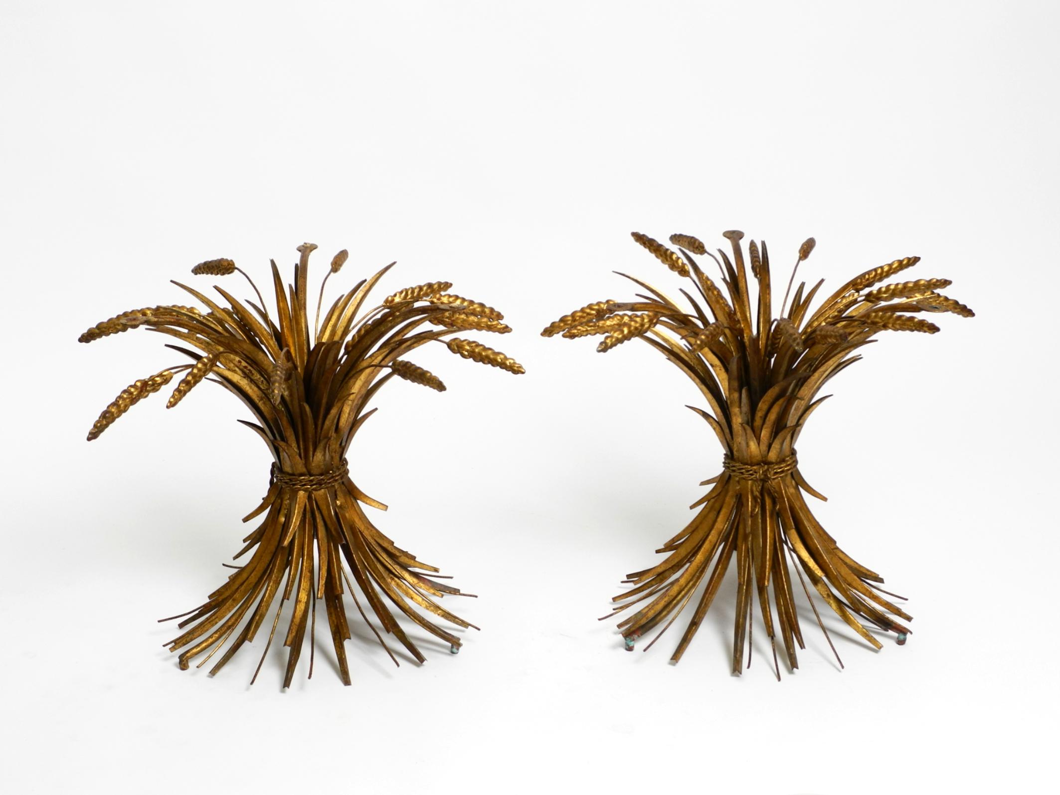 Pareja de preciosas mesitas de noche o laterales originales de la Regencia de los años 60 con motivos florales dorados en Bueno estado para la venta en München, DE