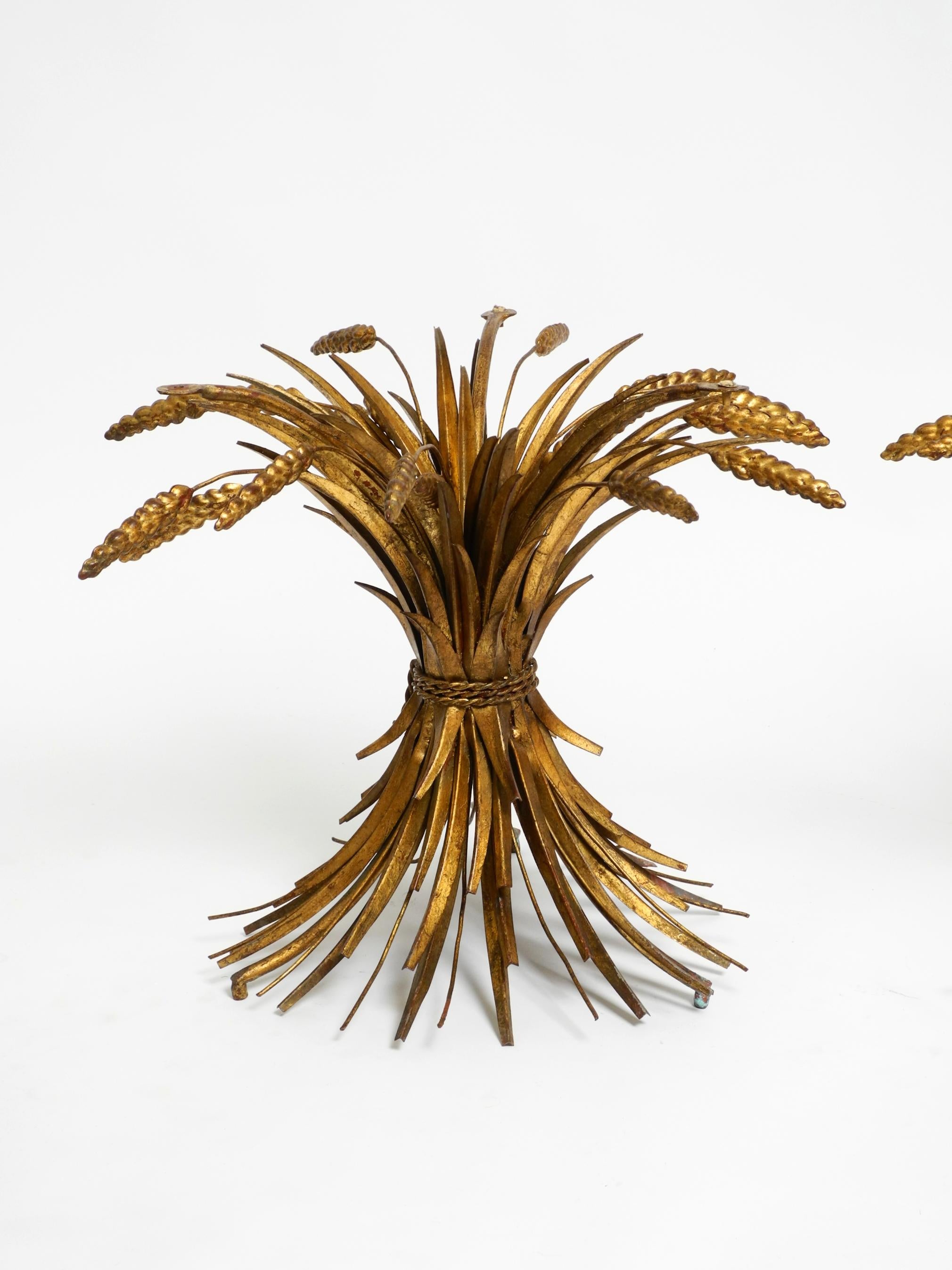 Pareja de preciosas mesitas de noche o laterales originales de la Regencia de los años 60 con motivos florales dorados Metal en venta