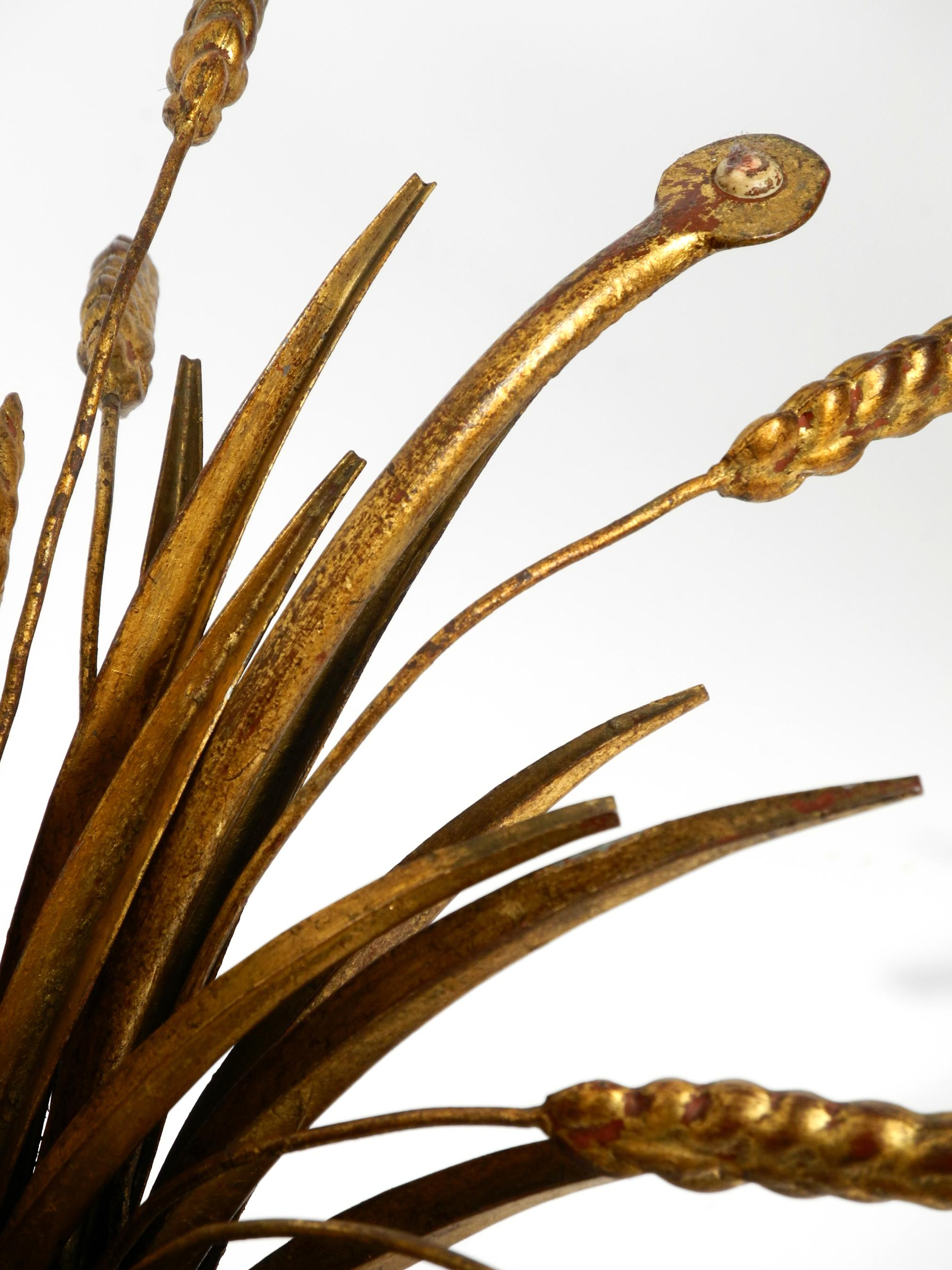 Pareja de preciosas mesitas de noche o laterales originales de la Regencia de los años 60 con motivos florales dorados en venta 2