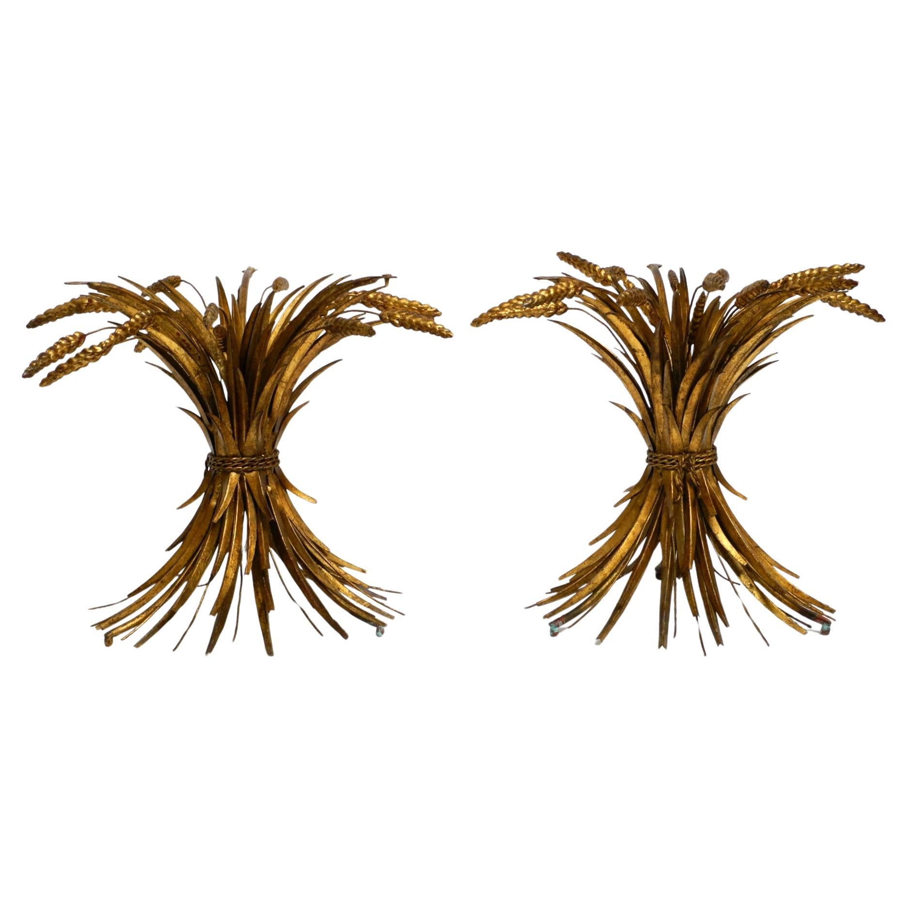 Pareja de preciosas mesitas de noche o laterales originales de la Regencia de los años 60 con motivos florales dorados en venta