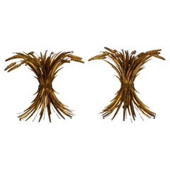 Pareja de preciosas mesitas de noche o laterales originales de la Regencia de los años 60 con motivos florales dorados