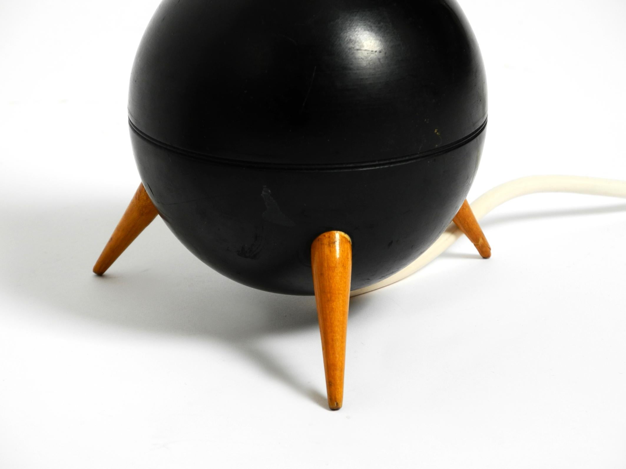 Paire de belles petites lampes de table tripodes en bois de style mi-siècle moderne en vente 4