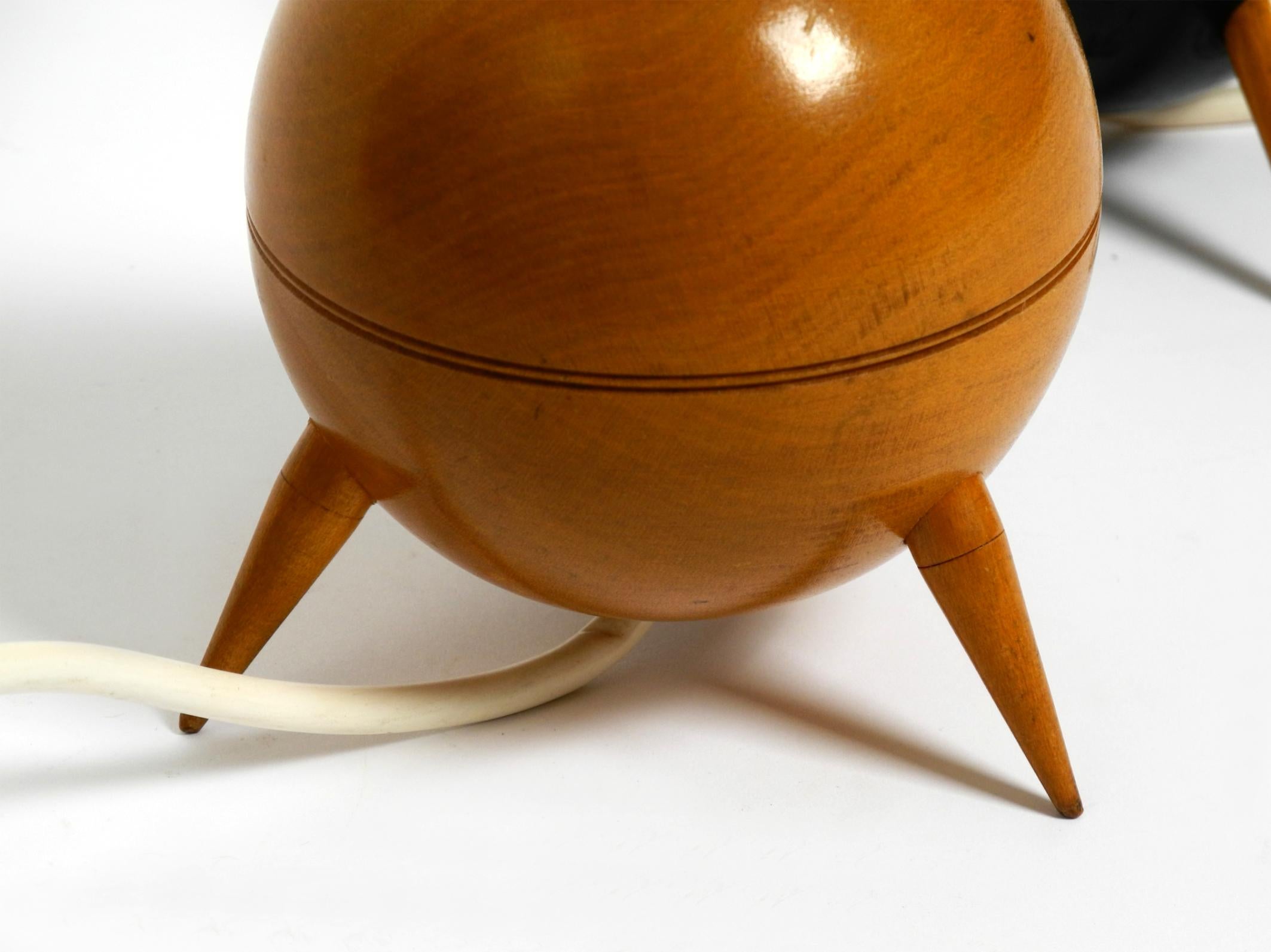 Paire de belles petites lampes de table tripodes en bois de style mi-siècle moderne en vente 7