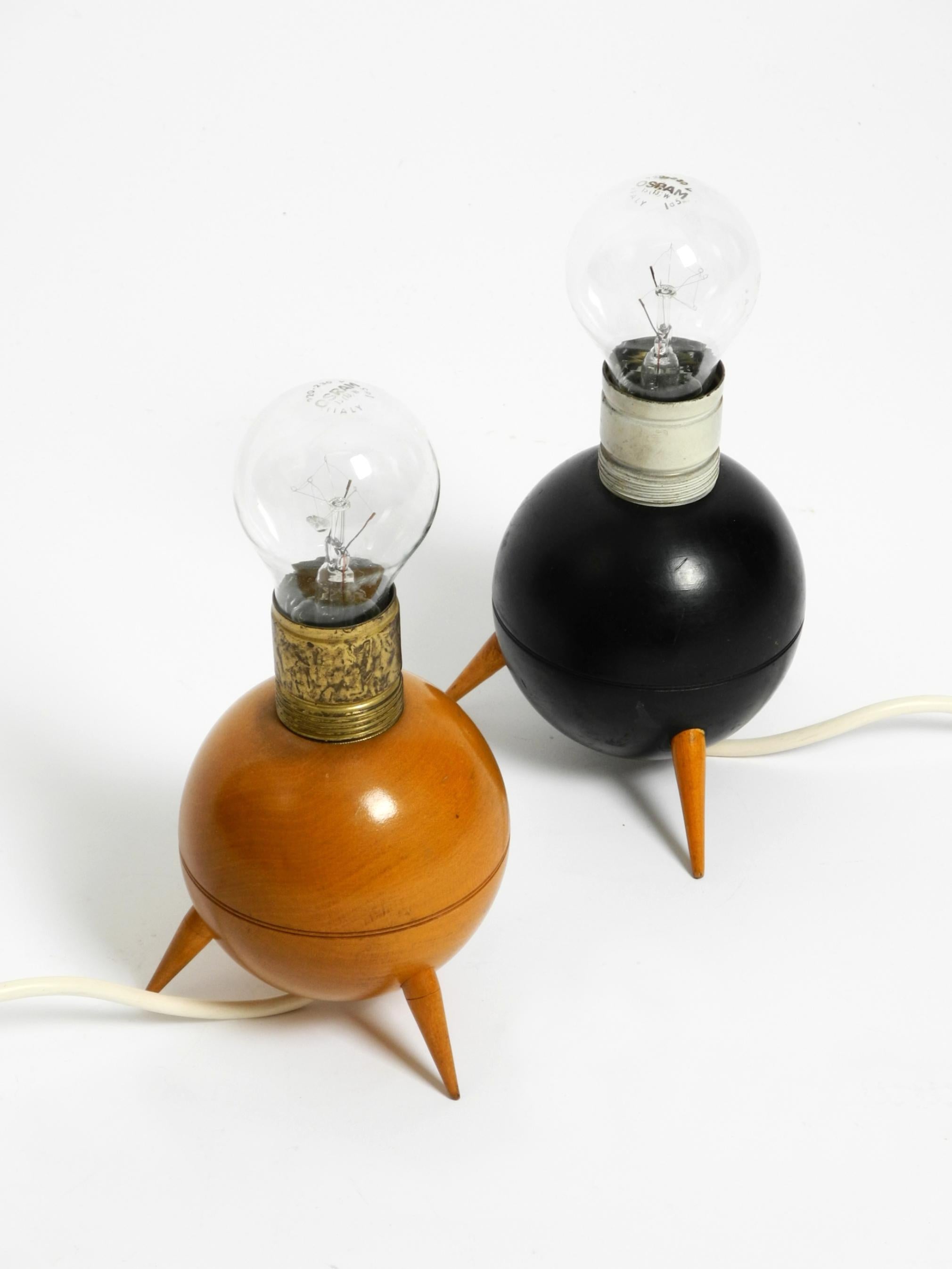 Paire de belles petites lampes de table tripodes en bois de style mi-siècle moderne en vente 8
