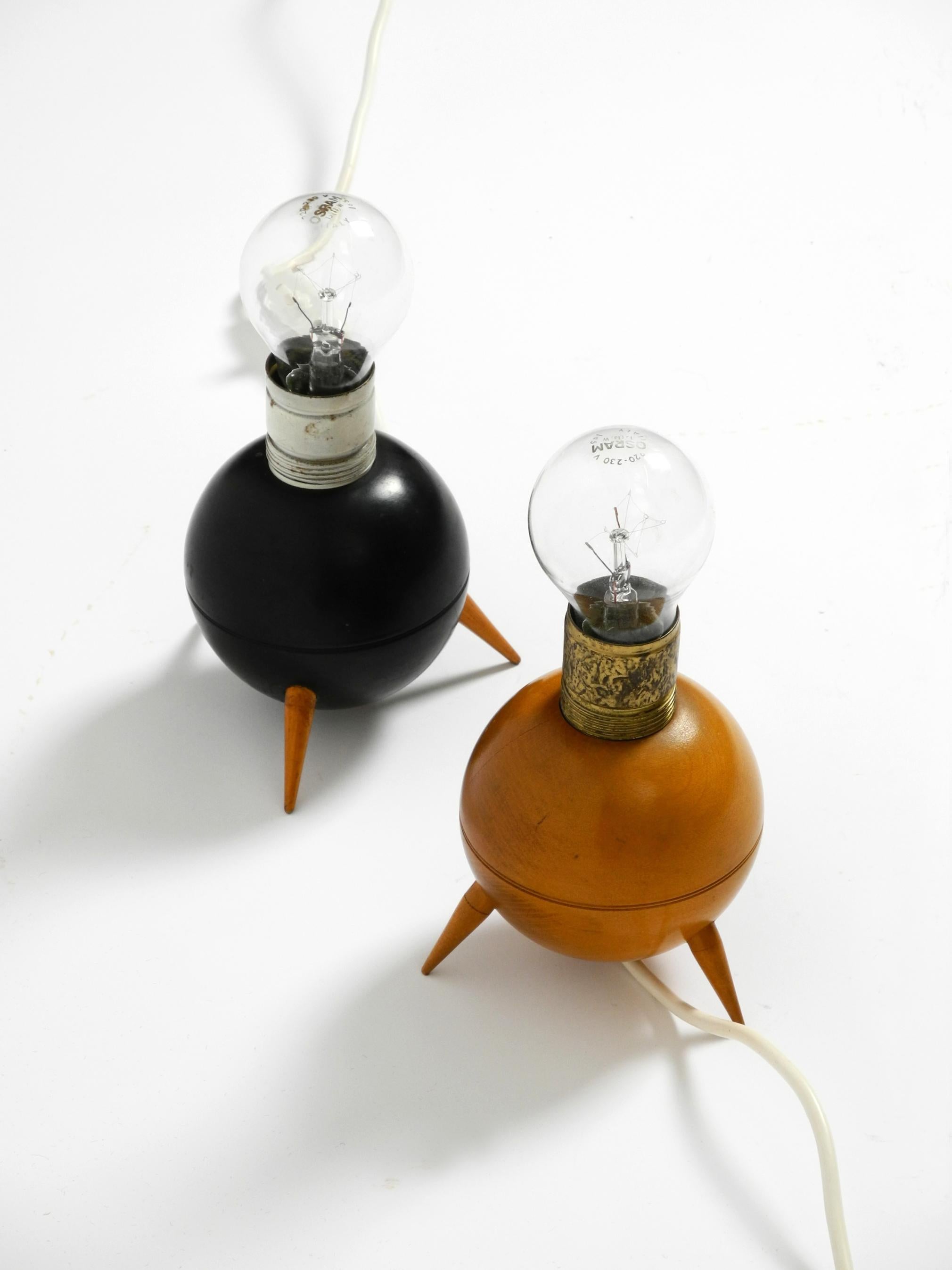 Paire de belles petites lampes de table tripodes en bois de style mi-siècle moderne en vente 9