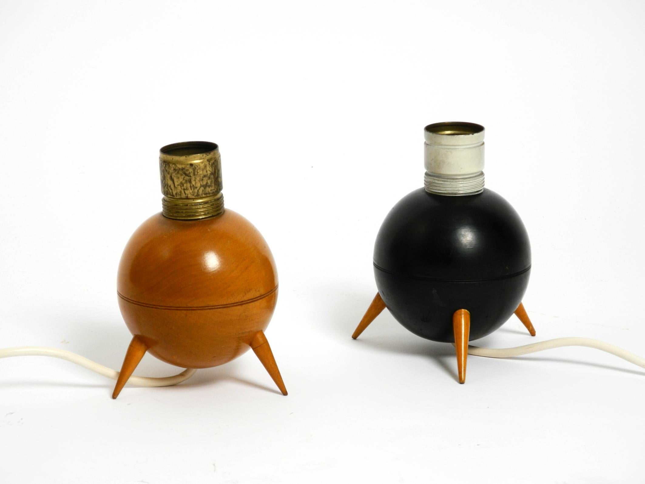 Paire de belles petites lampes de table tripodes en bois de style mi-siècle moderne en vente 10