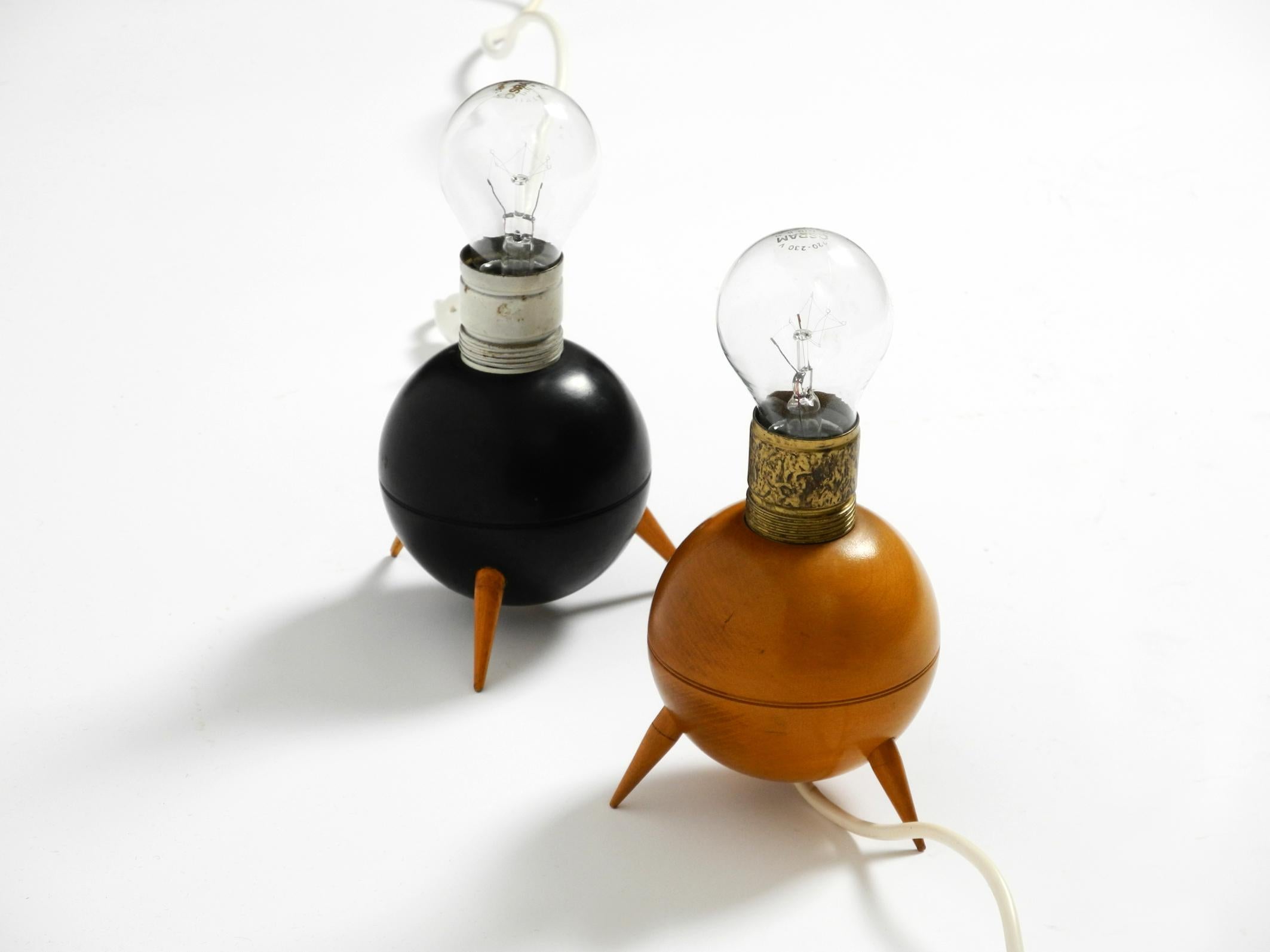 Mid-Century Modern Paire de belles petites lampes de table tripodes en bois de style mi-siècle moderne en vente