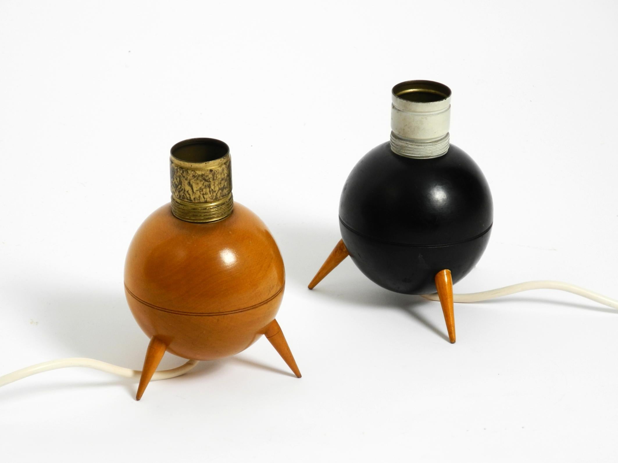 Européen Paire de belles petites lampes de table tripodes en bois de style mi-siècle moderne en vente