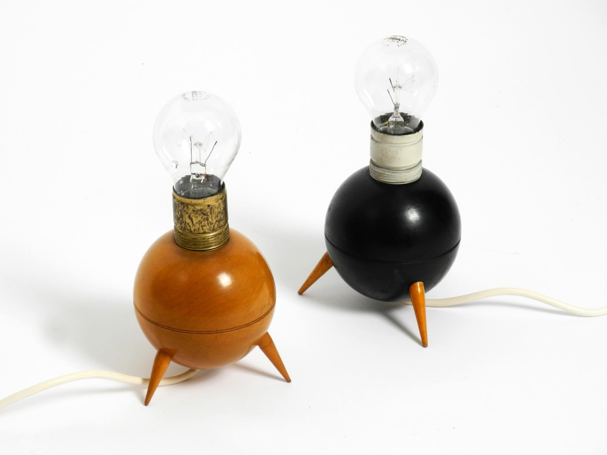 Paire de belles petites lampes de table tripodes en bois de style mi-siècle moderne Bon état - En vente à München, DE