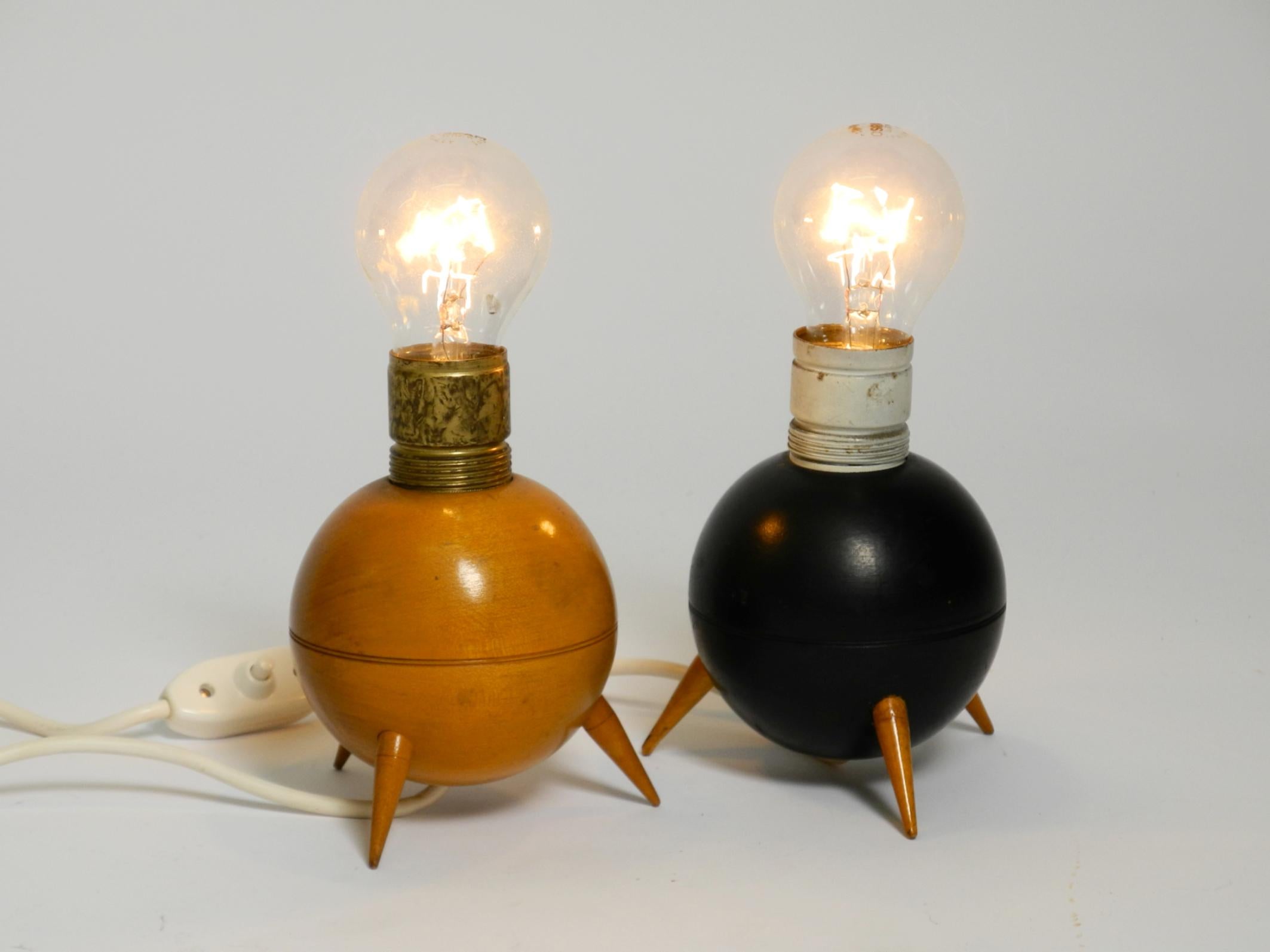 Milieu du XXe siècle Paire de belles petites lampes de table tripodes en bois de style mi-siècle moderne en vente