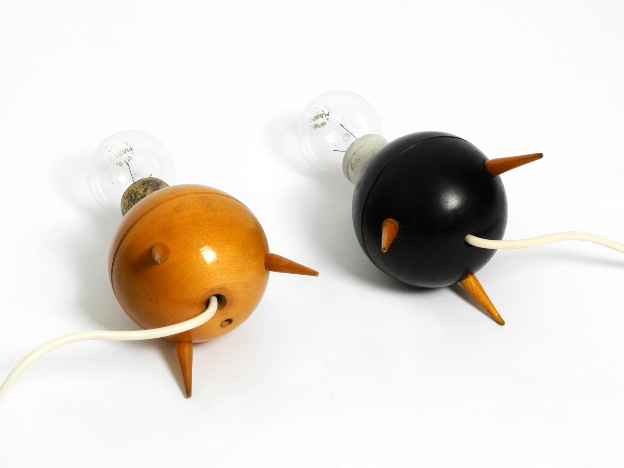 Laiton Paire de belles petites lampes de table tripodes en bois de style mi-siècle moderne en vente