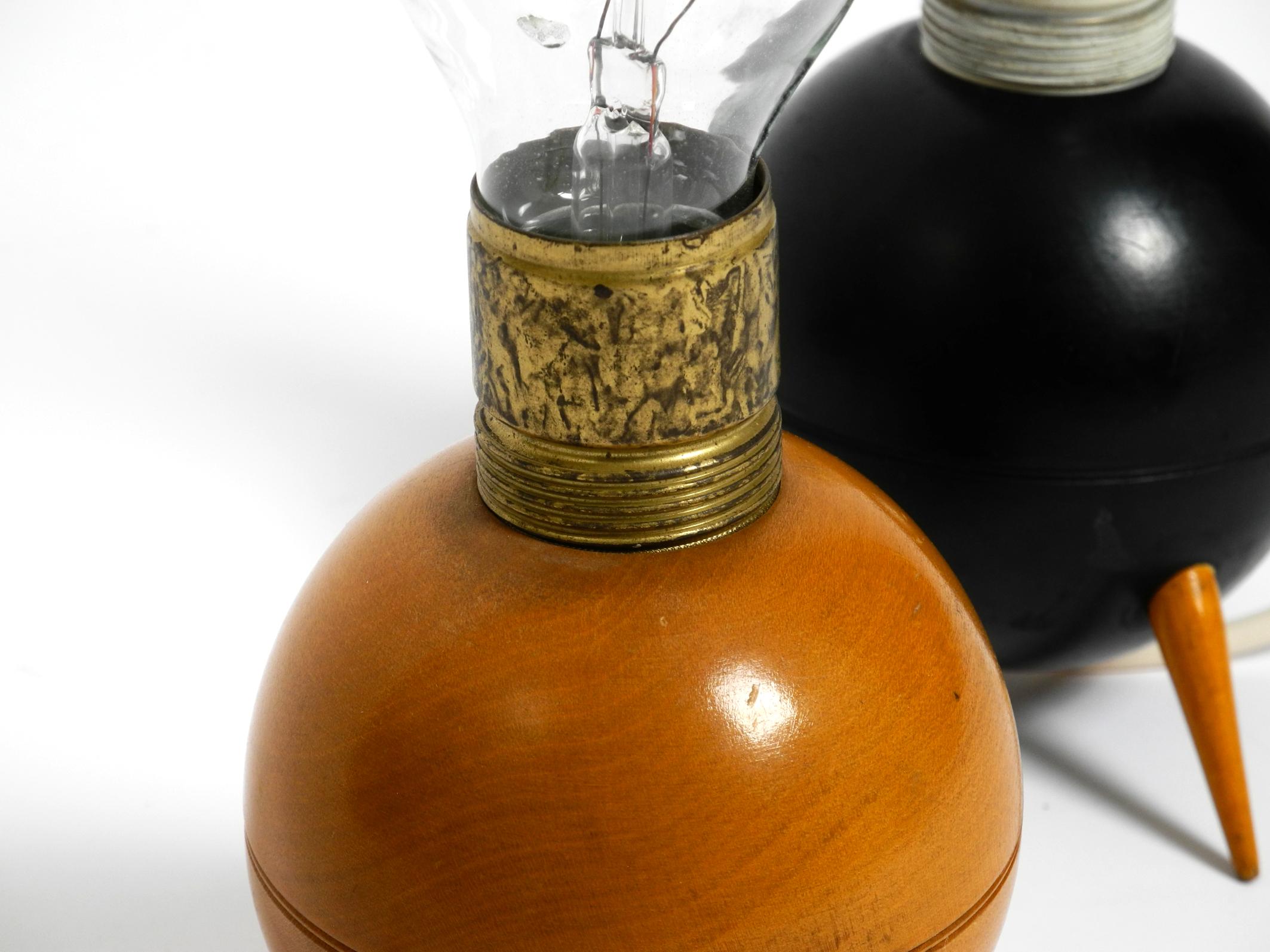 Paire de belles petites lampes de table tripodes en bois de style mi-siècle moderne en vente 1