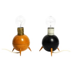 Paar schöne kleine dreibeinige Mid-Century-Modern-Tischlampen aus Holz