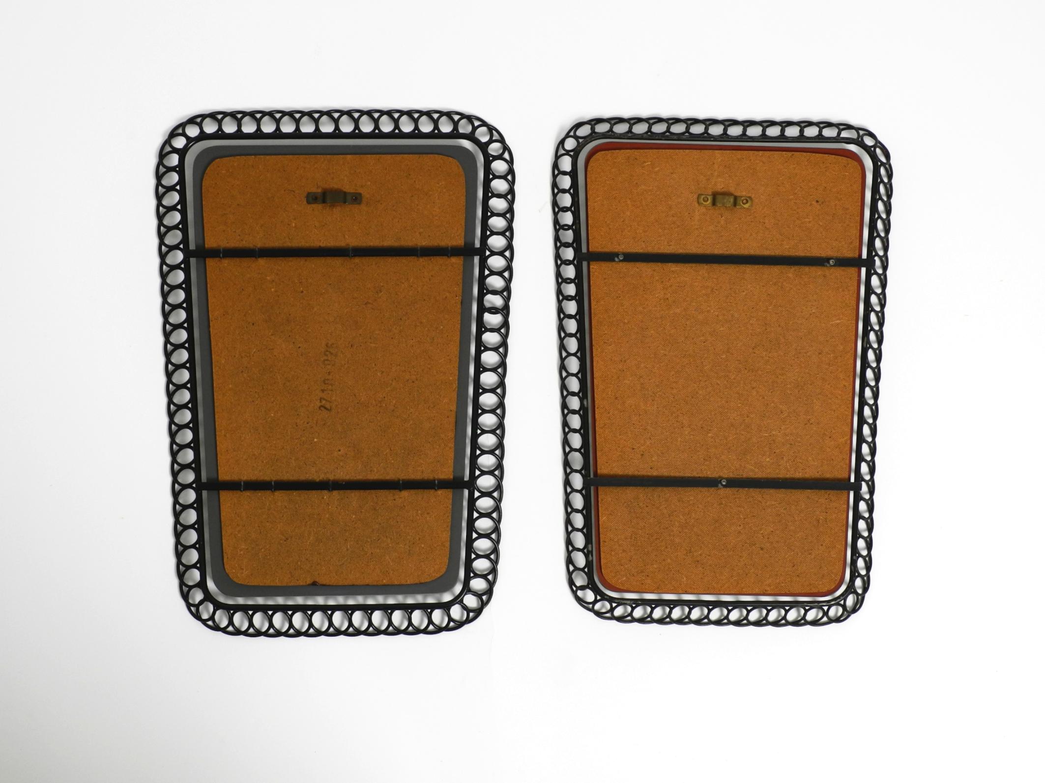 Pareja de pequeños espejos de pared originales de Mid Century Modern en metal negro 2