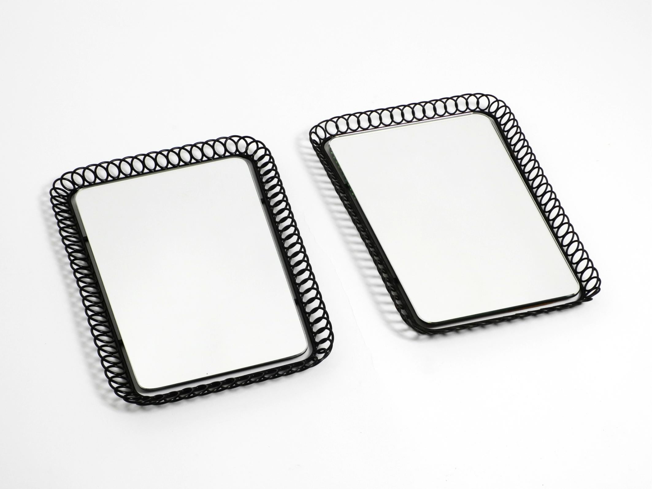 Pareja de pequeños espejos de pared originales de Mid Century Modern en metal negro Moderno de mediados de siglo