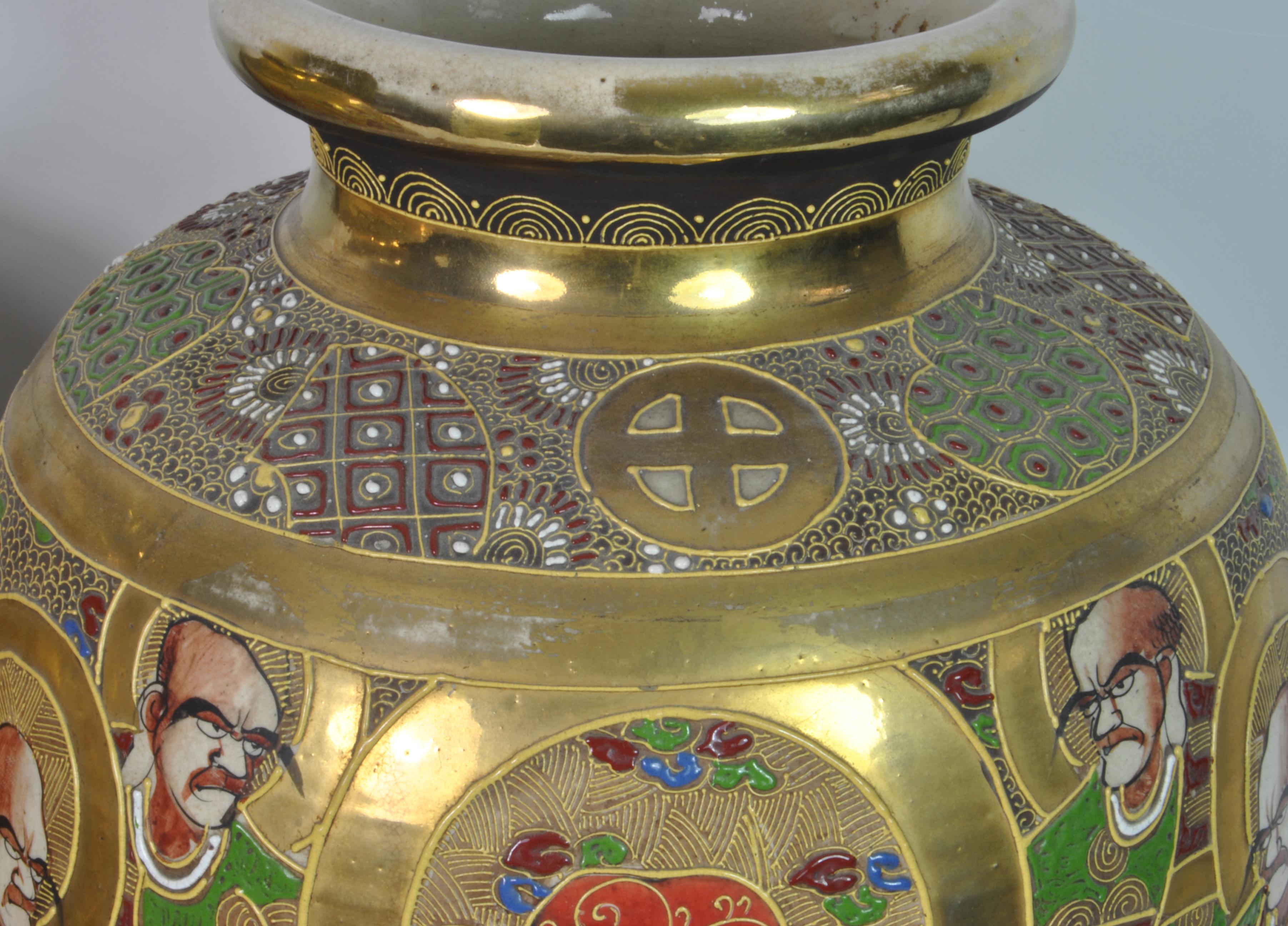 Pair of Beautiful Vases with Gold Decorations Japan 1900 Imperial Satsuma In Excellent Condition In Napoli, IT