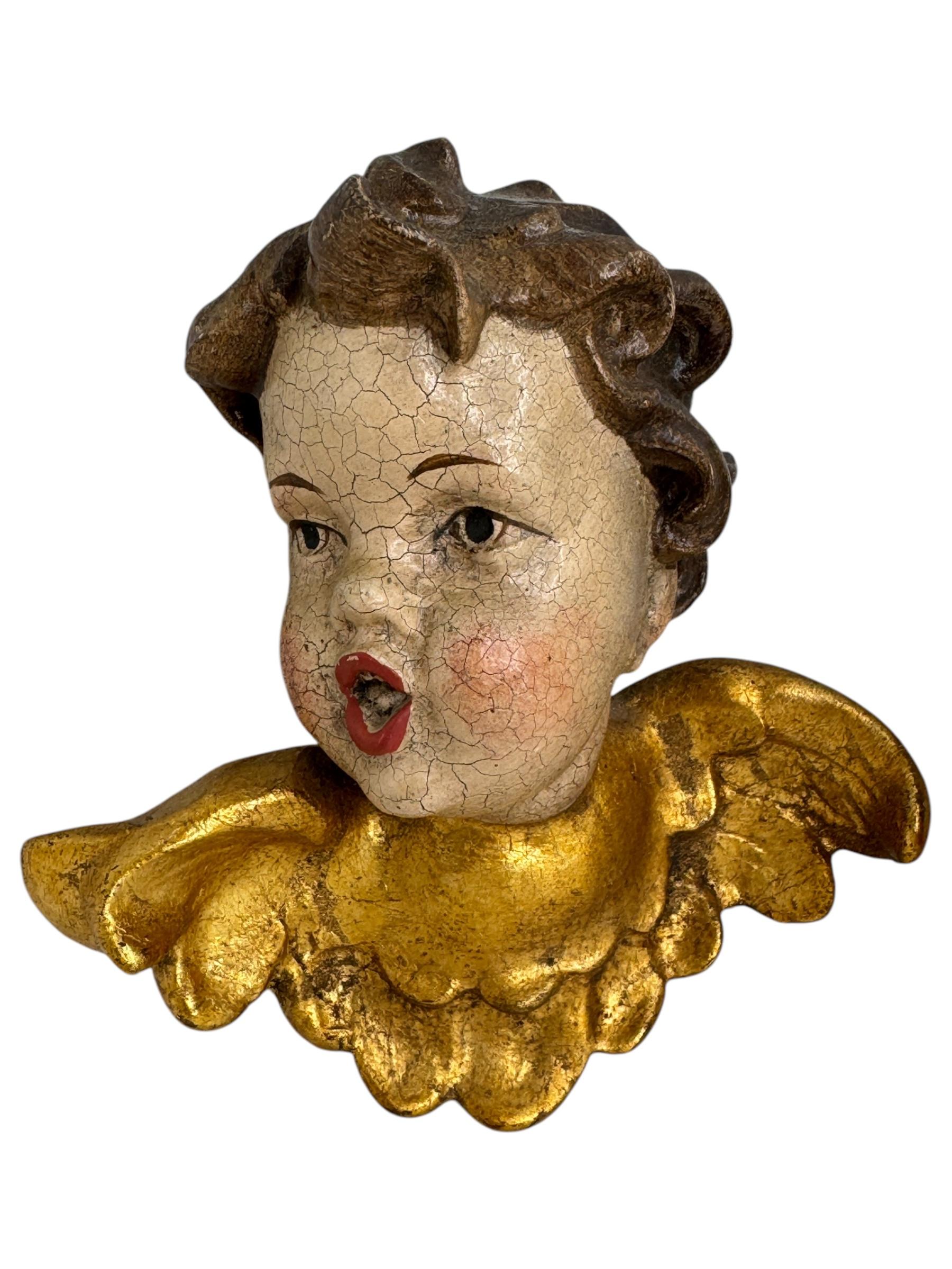 Un par de hermosas cabezas de ángeles talladas y pintadas a mano, encontradas en una venta de bienes en Nuremberg, Alemania. Realizado por un escultor de madera de la zona de Oberammergau, conocida por sus tallas de madera. El tamaño indicado en la